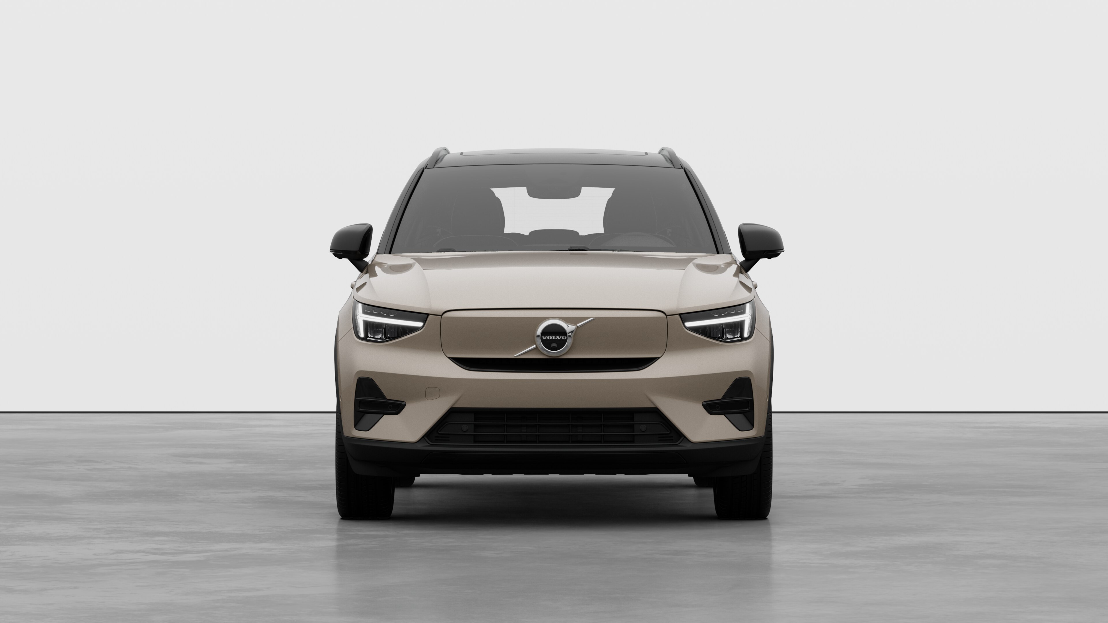 Vista frontale di un'auto Volvo sullo sfondo di un semplice studio.