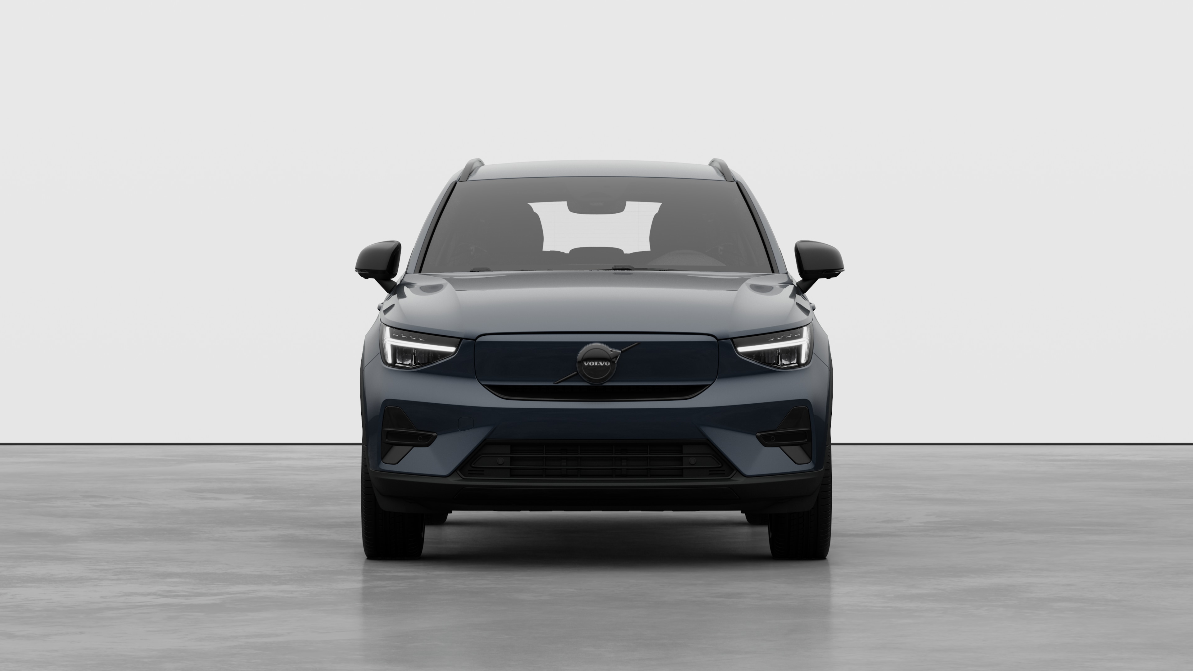 Vorderansicht eines Volvo vor dem Hintergrund eines schlichten Studios.