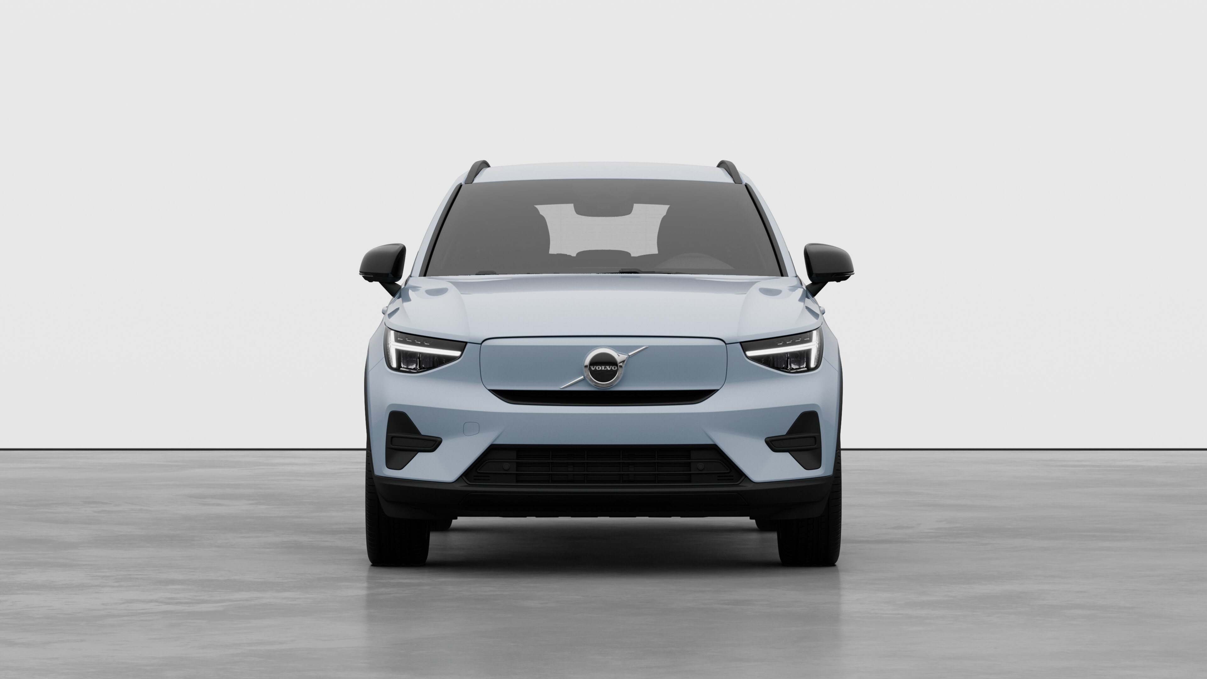 Vue avant d’une Volvo dans un studio uni.