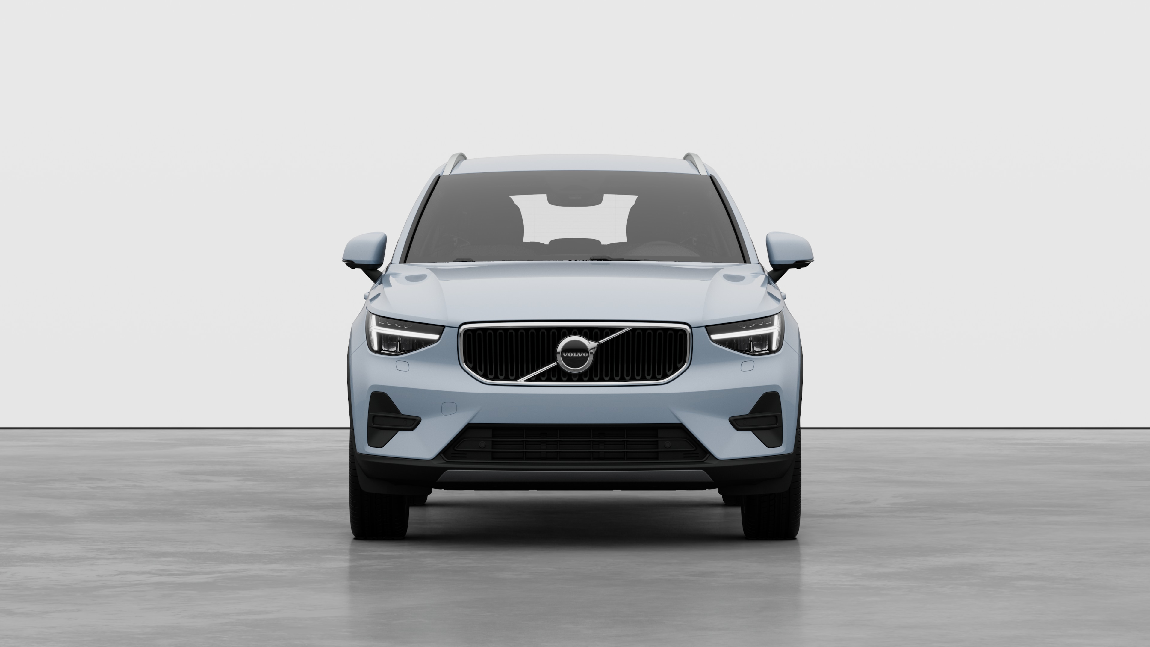 Edestä otettu kuva Volvo-autosta tavallisella studiotaustalla.