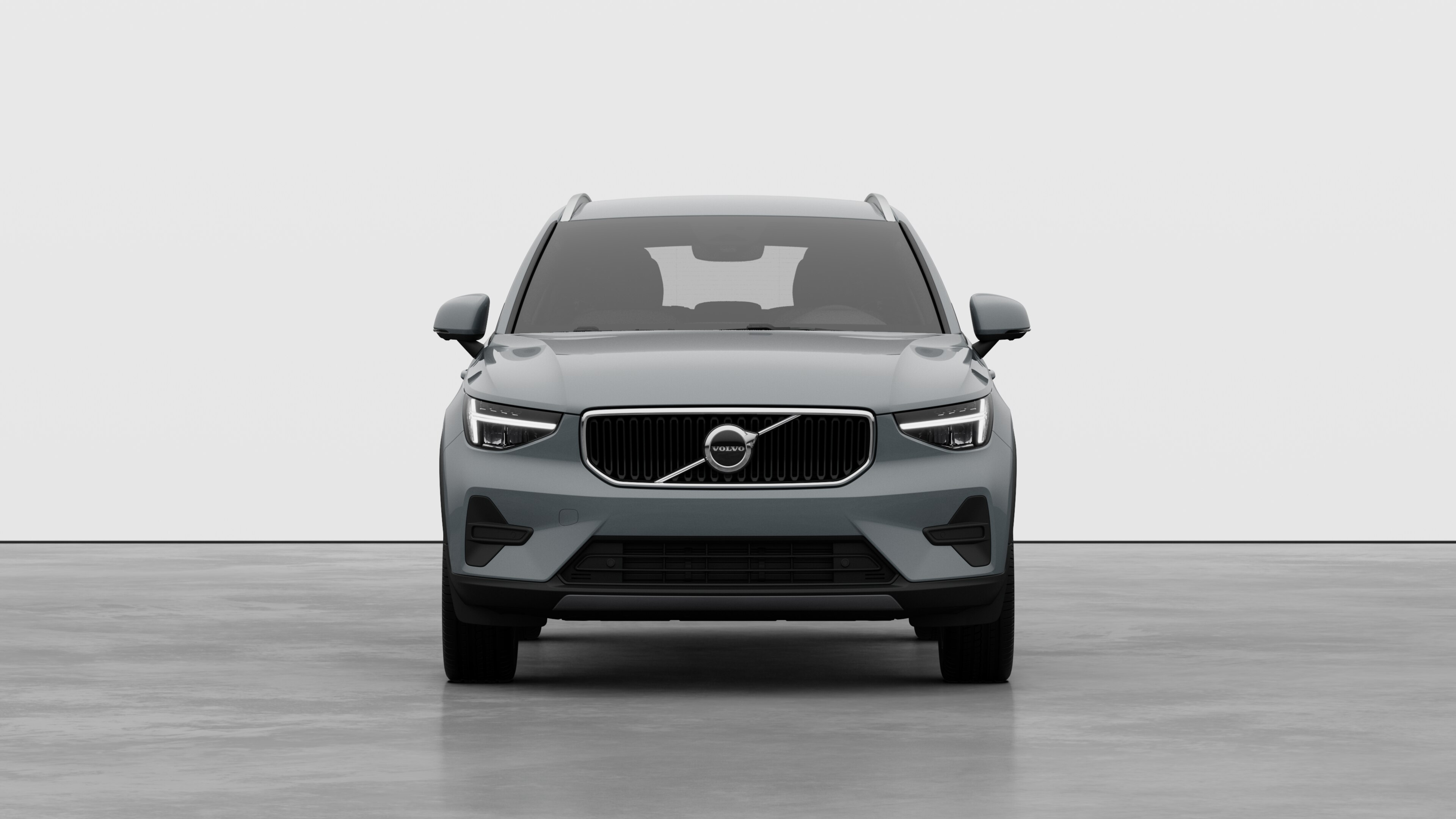 Vue avant d’une Volvo sur un fond de studio uni.