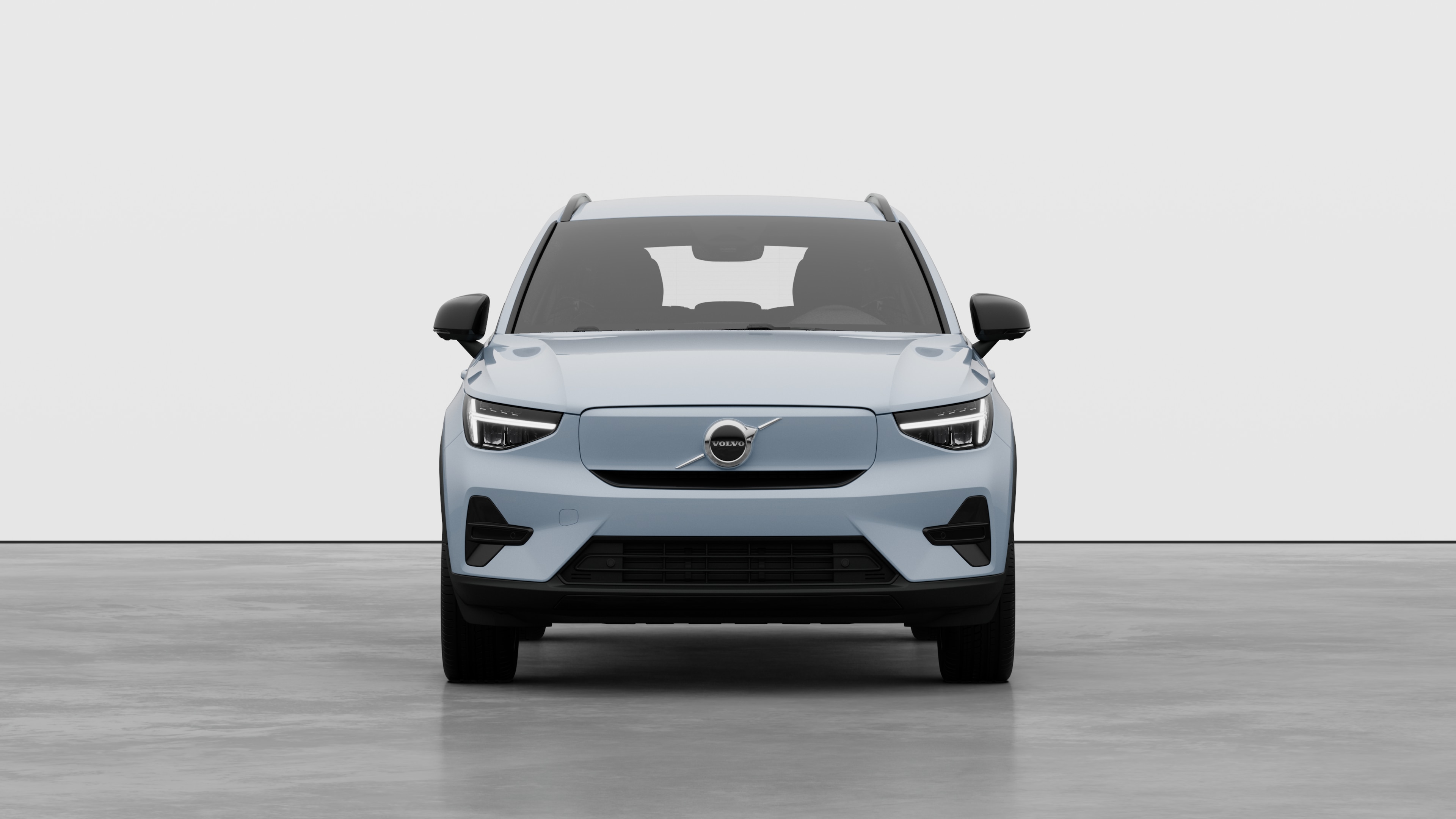 Изглед отпред на автомобил Volvo на обикновен студиен фон.