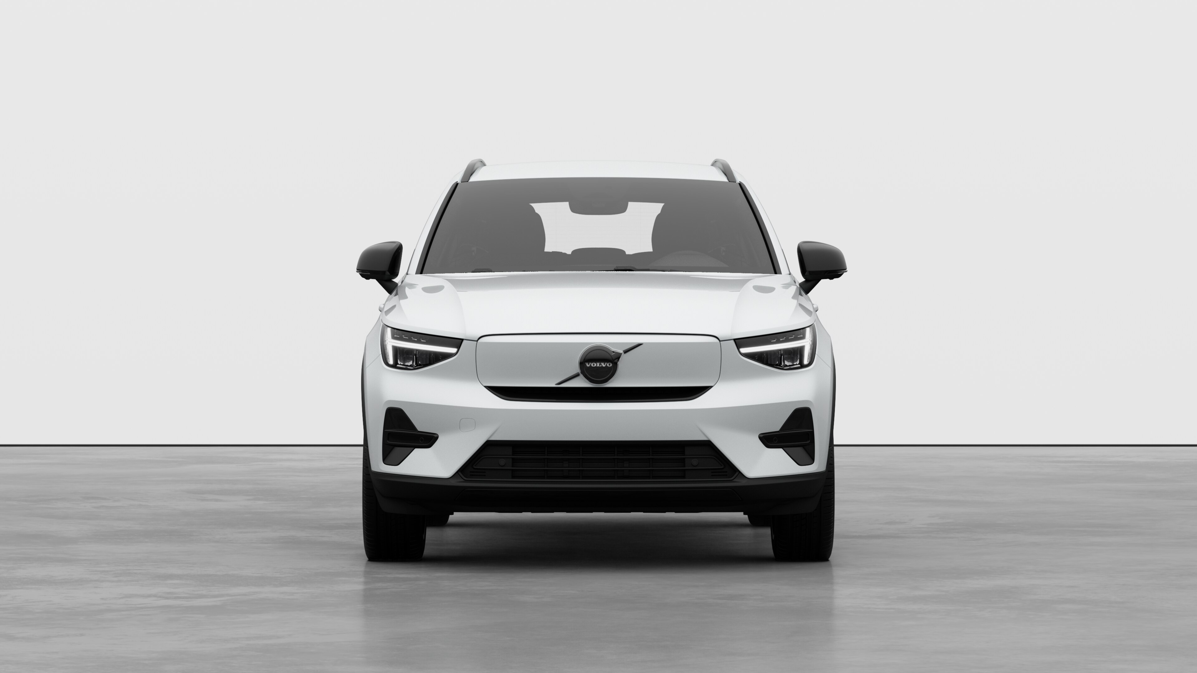 Vorderansicht eines Volvo vor dem Hintergrund eines schlichten Studios.