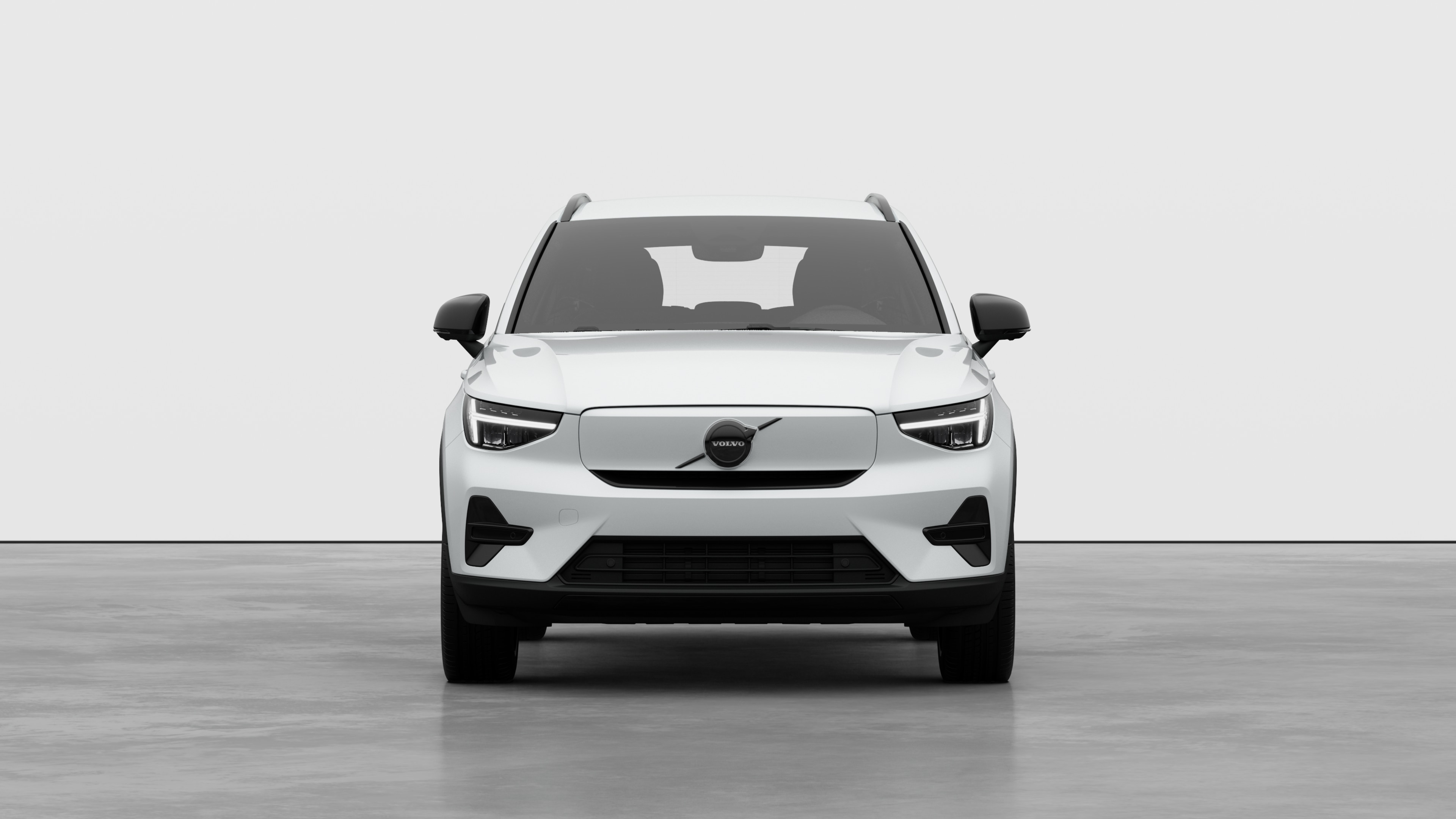 Vorderansicht eines Volvo vor dem Hintergrund eines schlichten Studios.