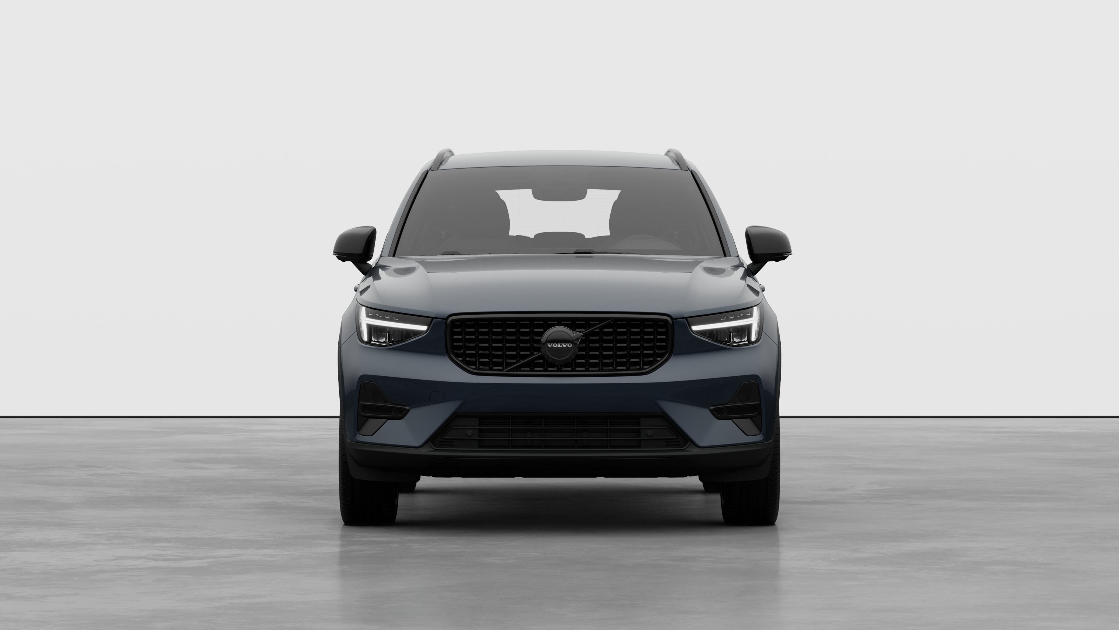 Vorderansicht eines Volvo vor dem Hintergrund eines schlichten Studios.