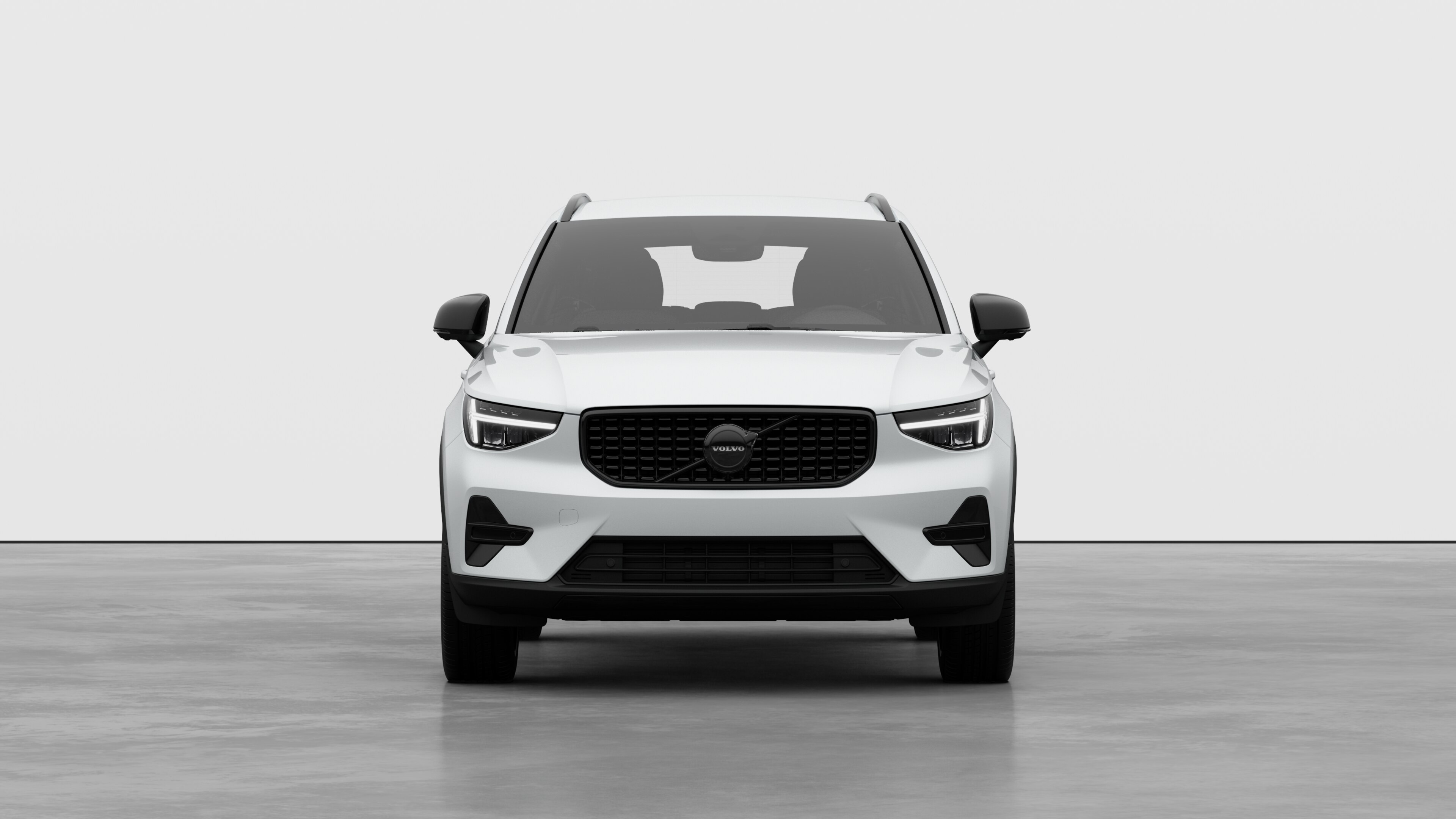 Vorderansicht eines Volvo vor dem Hintergrund eines schlichten Studios.