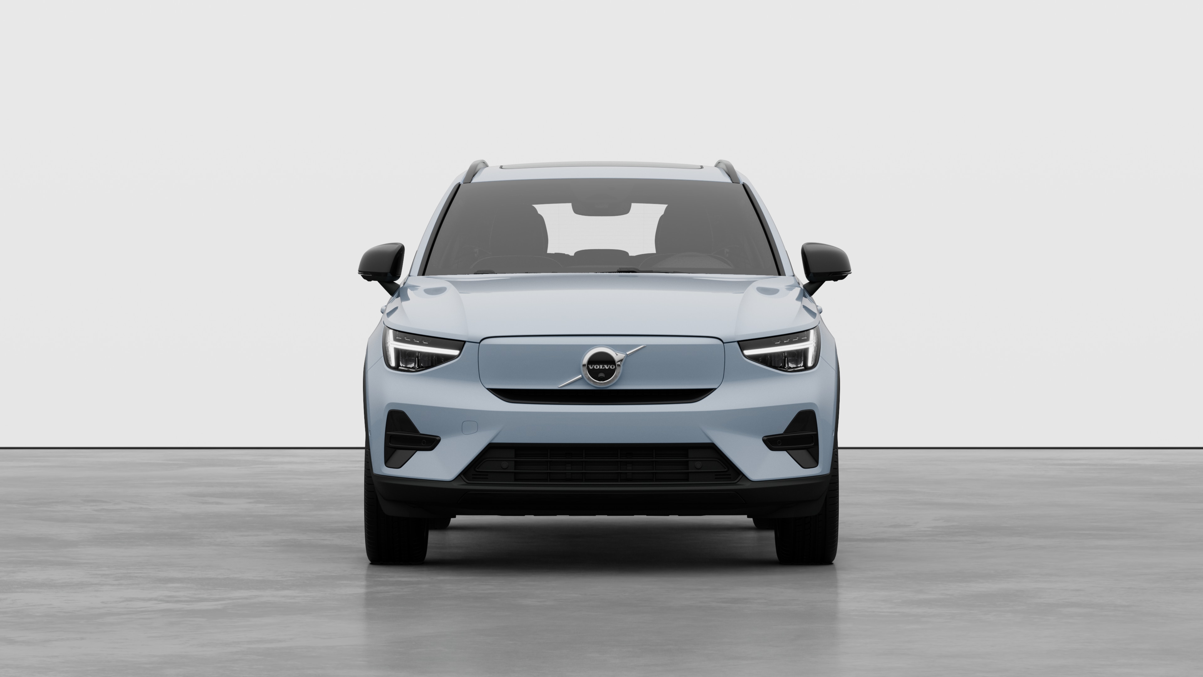 صورة أمامية لسيارة فولفو في خلفية استوديو عادية.