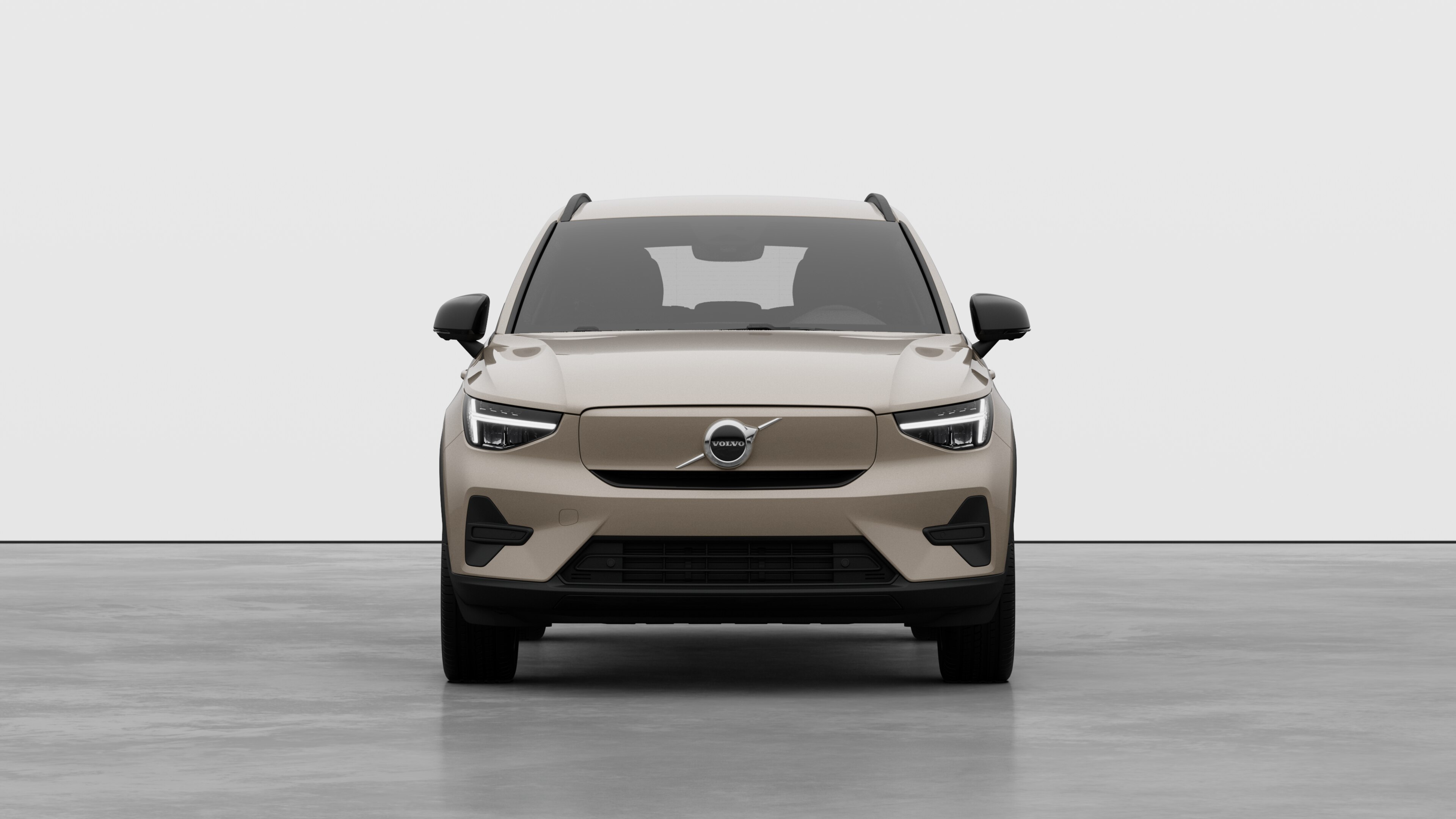 Vista frontal de un vehículo Volvo en un fondo de estudio liso.