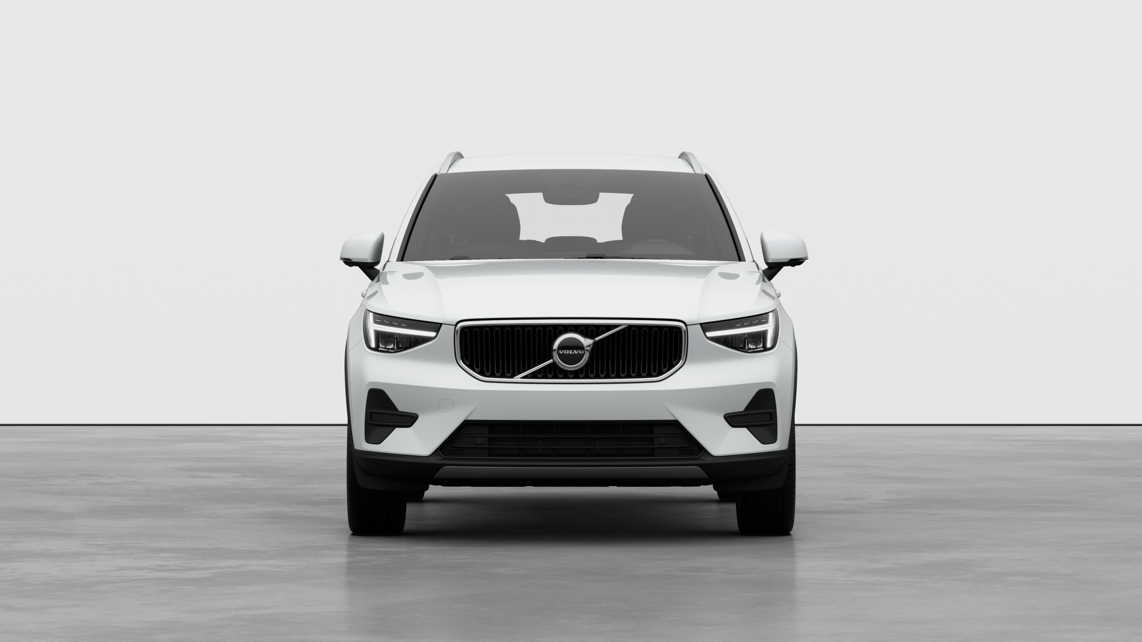 Εμπρός όψη ενός αυτοκινήτου Volvo σε απλό φόντο στούντιο.