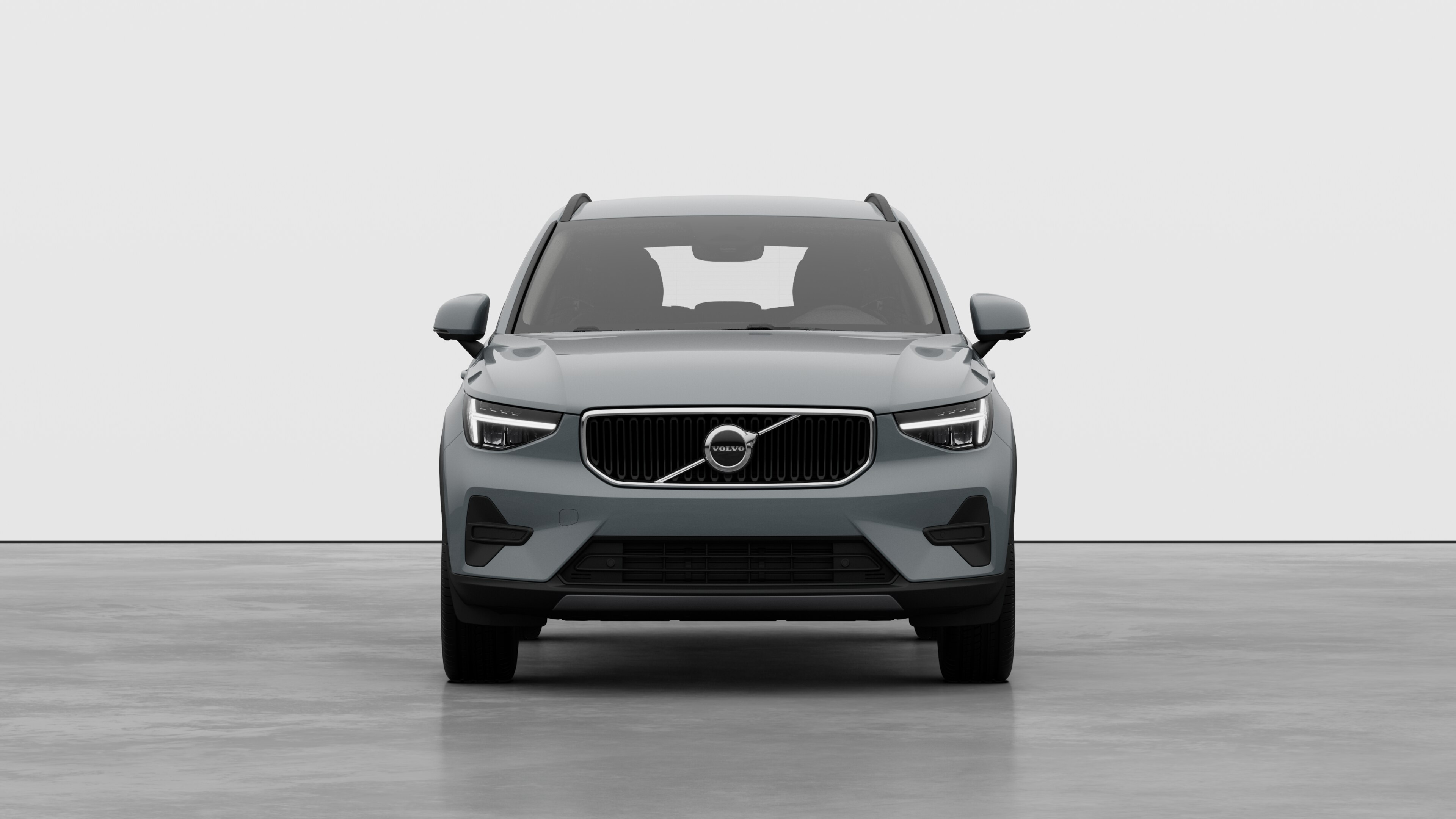 Vue avant d’une Volvo sur un fond de studio uni.