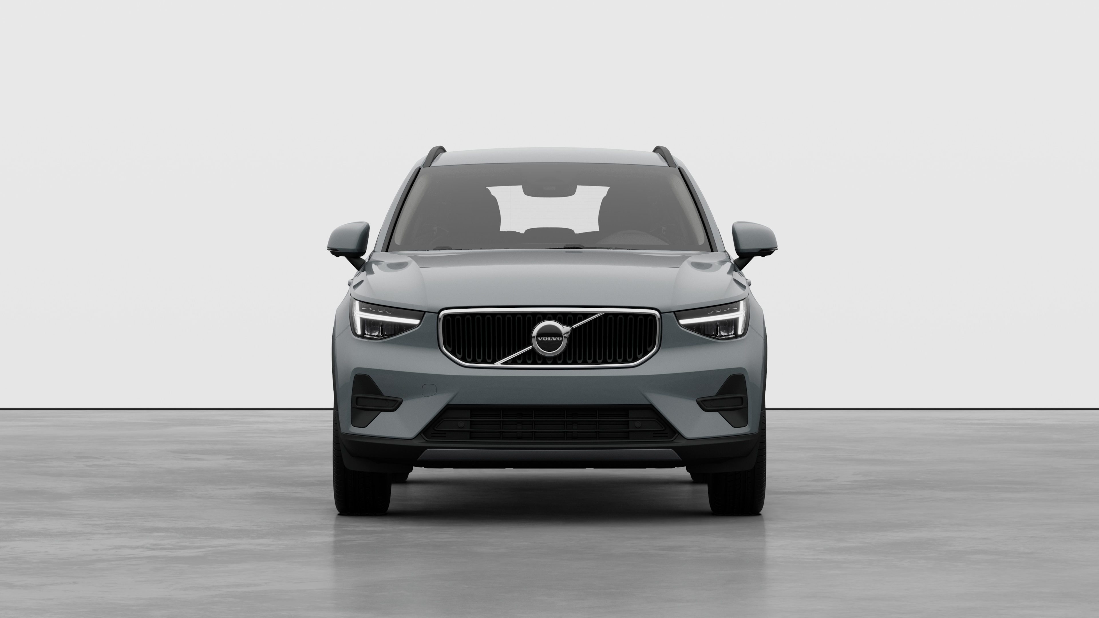 Vooraanzicht van een Volvo op een eenvoudige studioachtergrond.