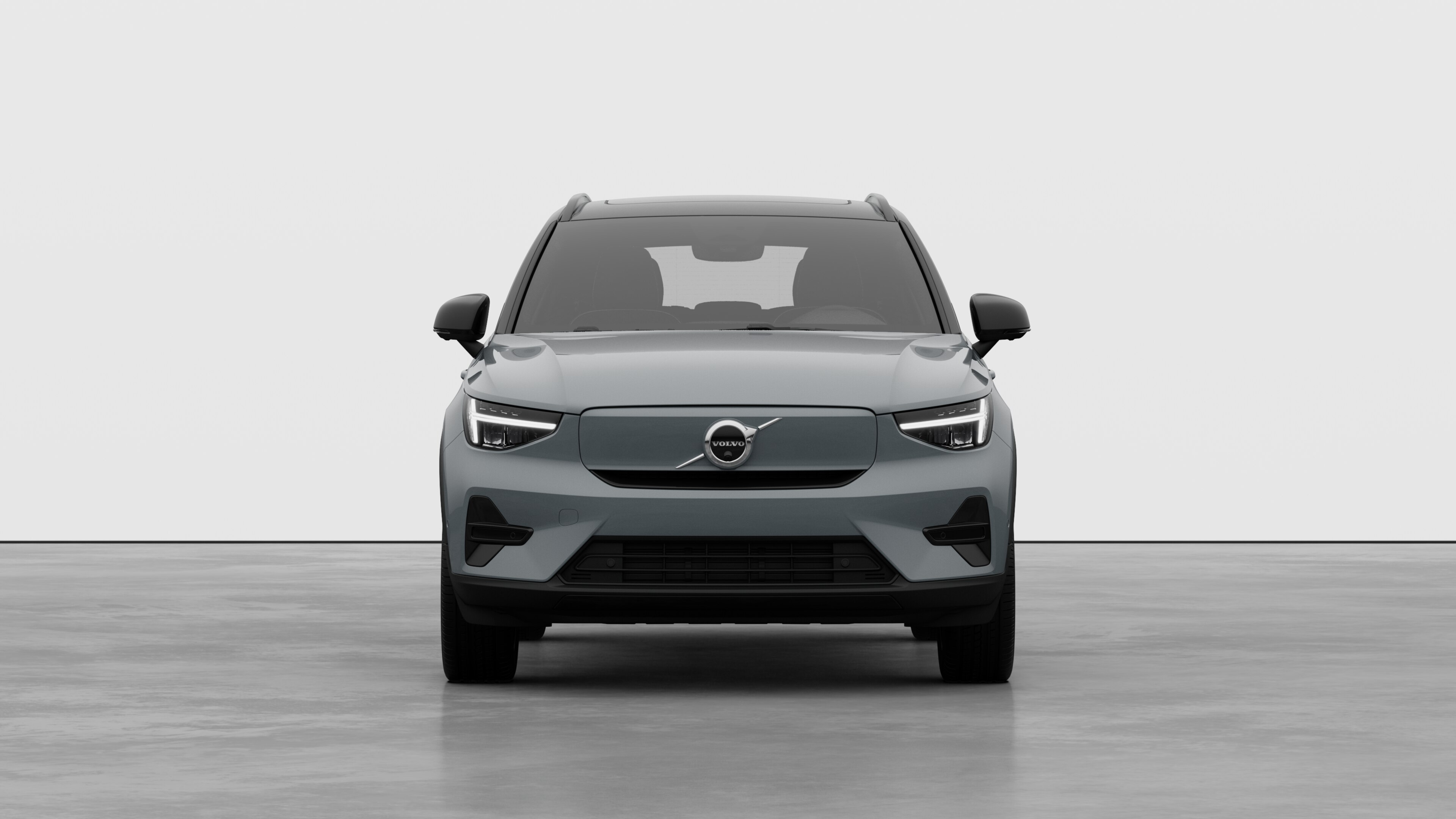 Vooraanzicht van een Volvo op een eenvoudige studioachtergrond.