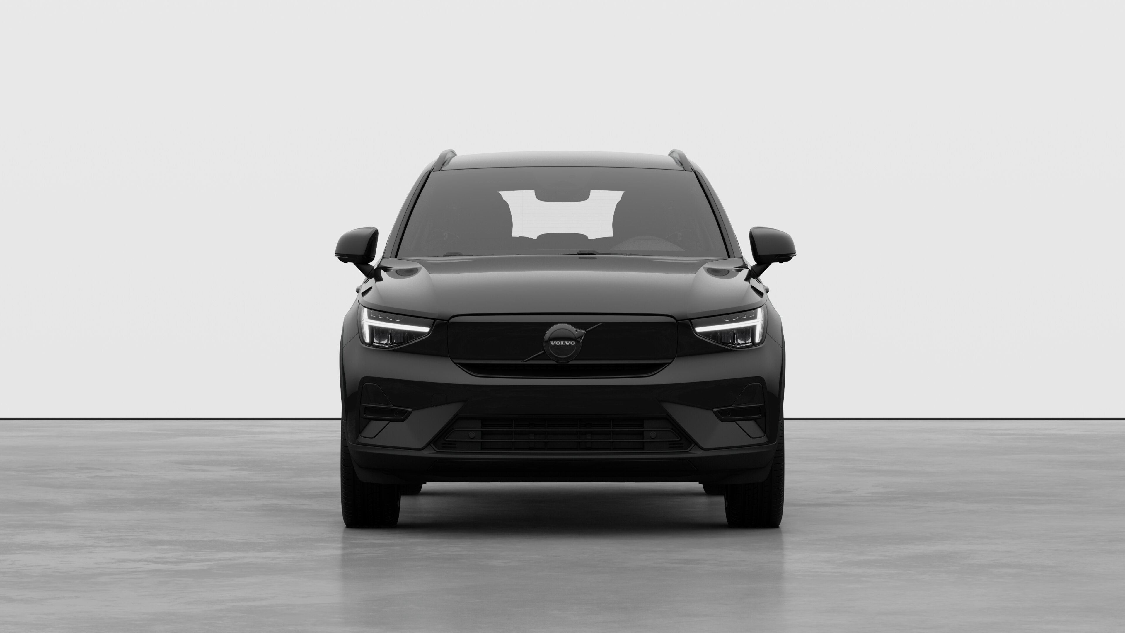 Widok samochodu Volvo z przodu na tle zwykłego studia