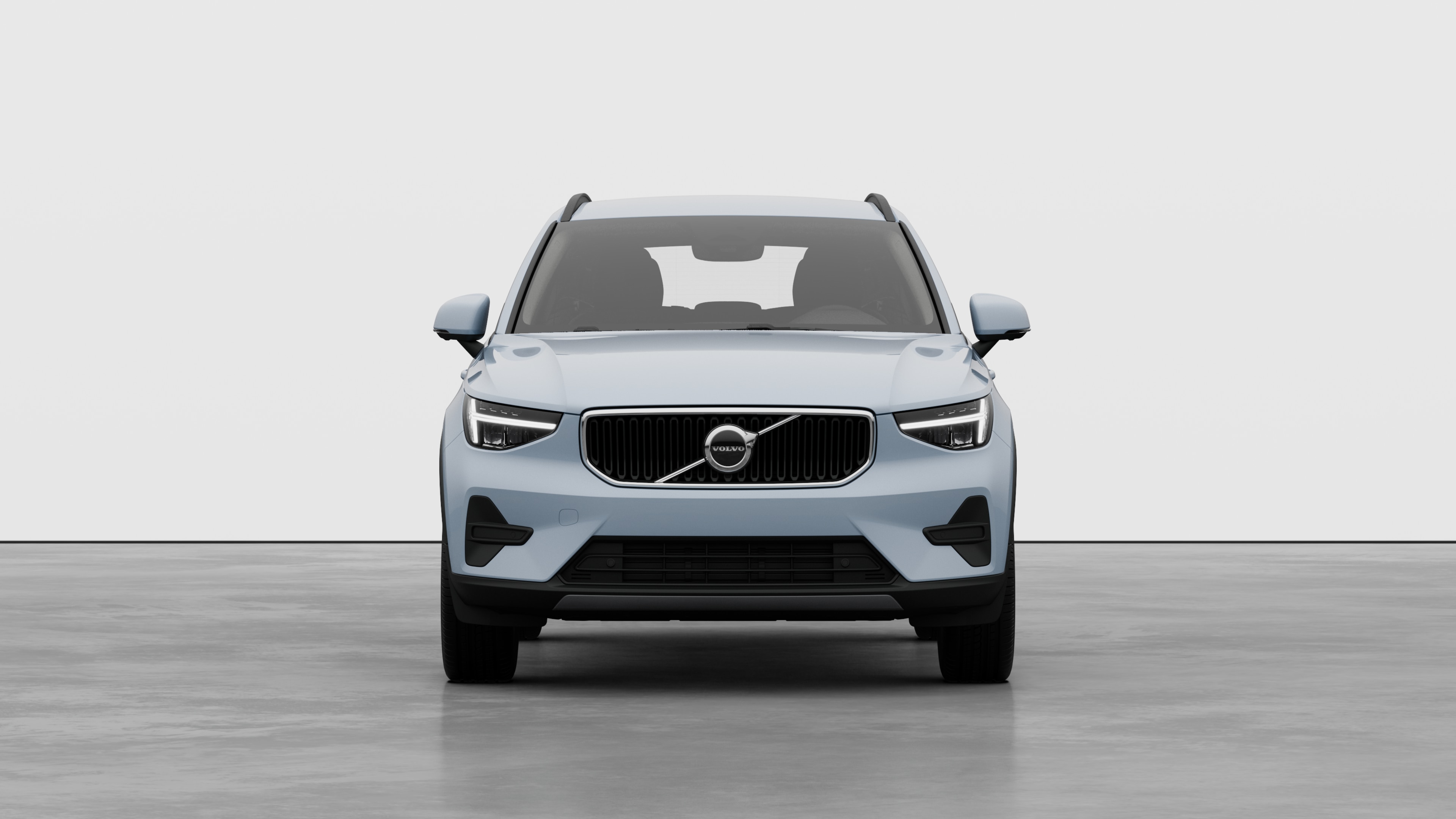 Vorderansicht eines Volvo vor dem Hintergrund eines schlichten Studios.