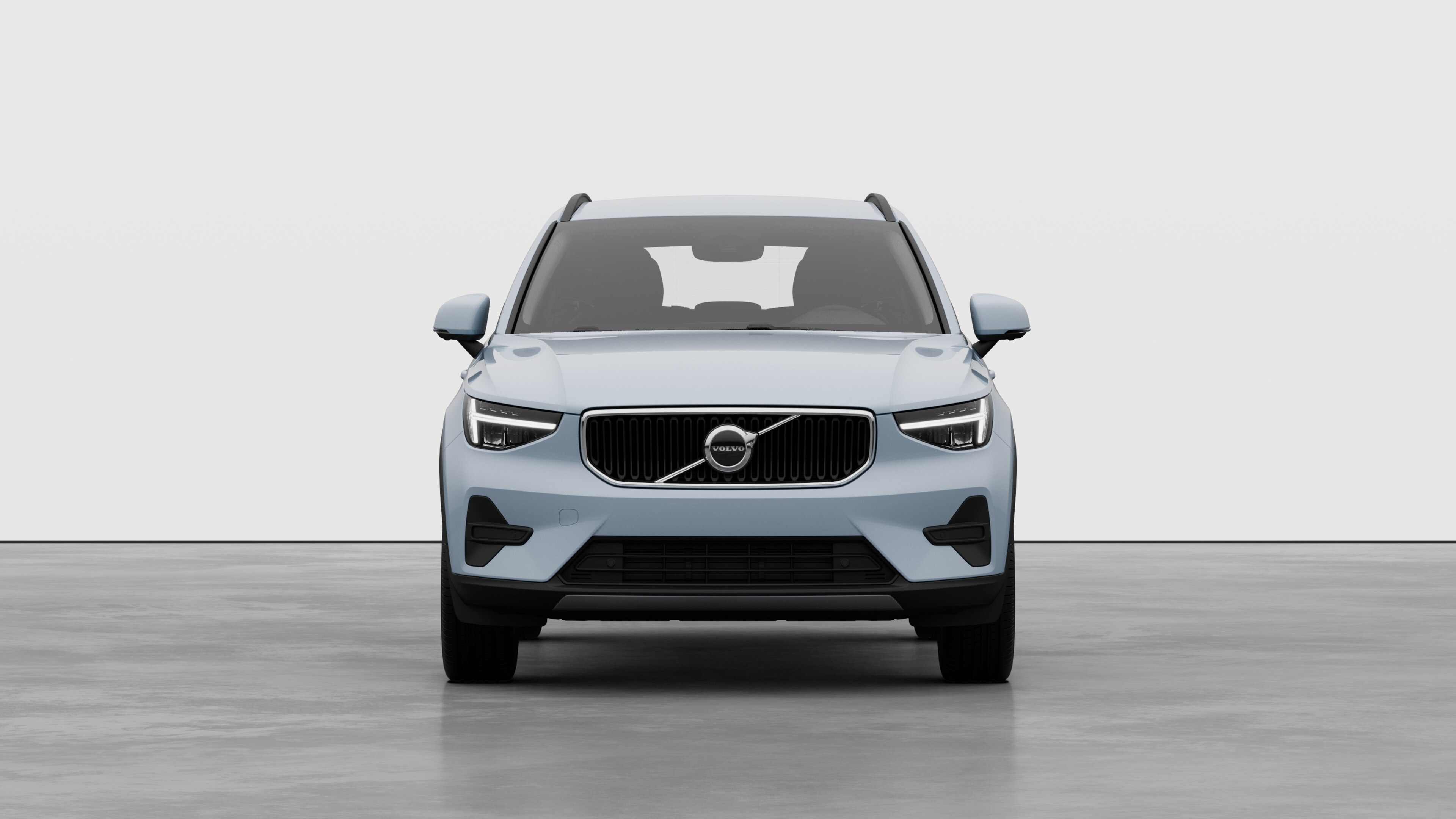 Vooraanzicht van een Volvo in een effen studioachtergrond.