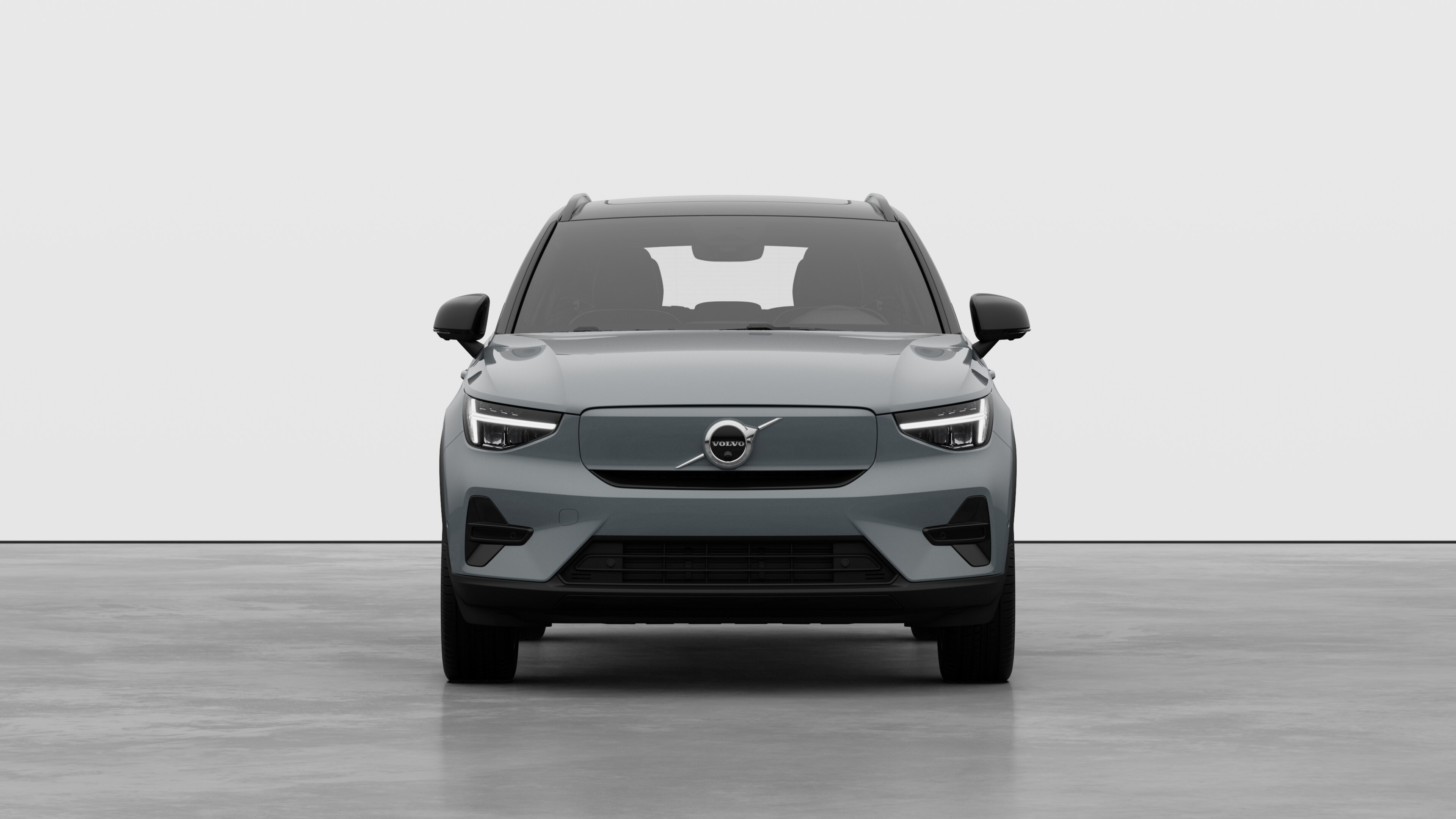 Vue avant d’une Volvo sur un fond de studio uni.
