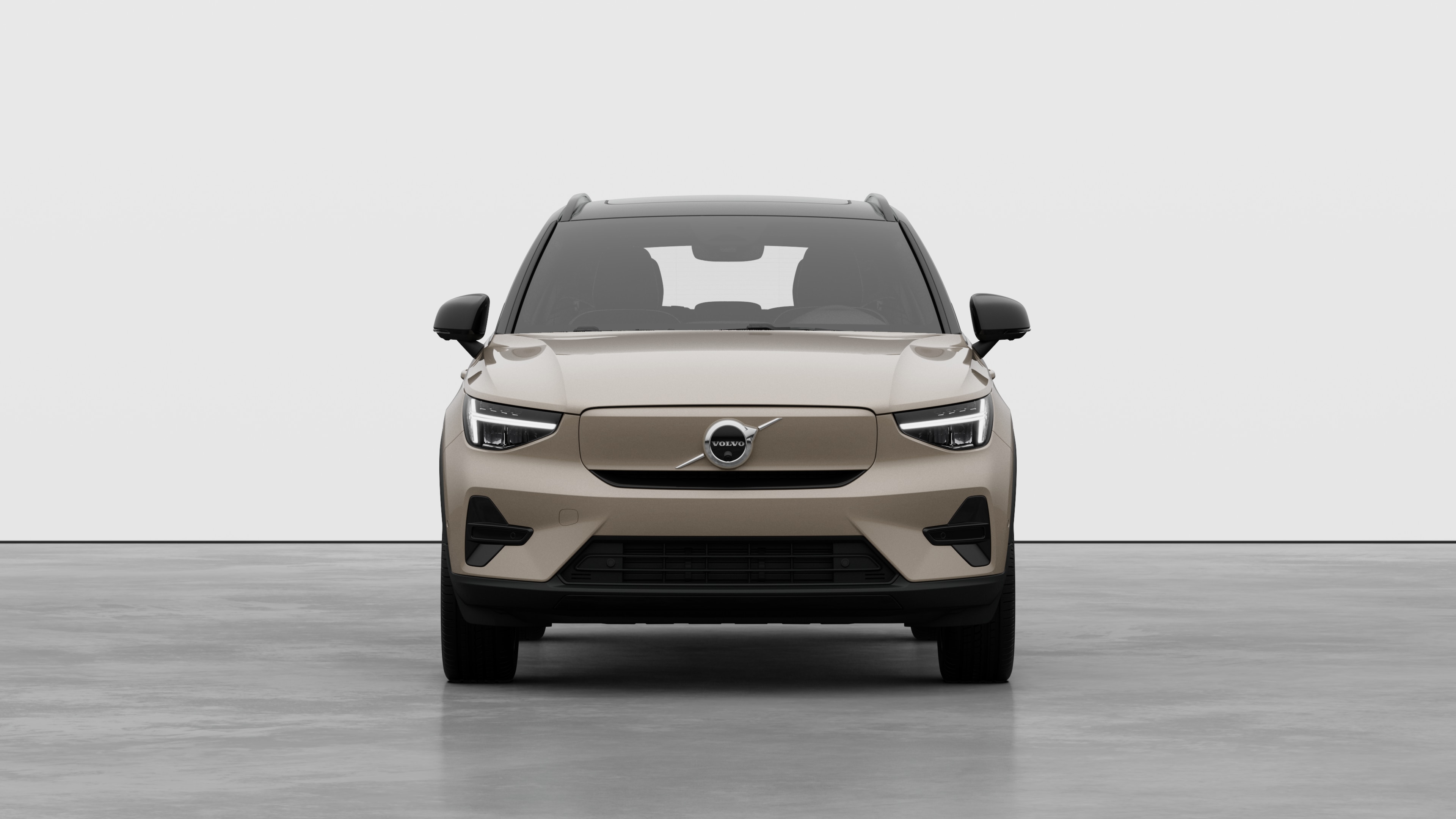 Vista frontale di un'auto Volvo sullo sfondo di un semplice studio.