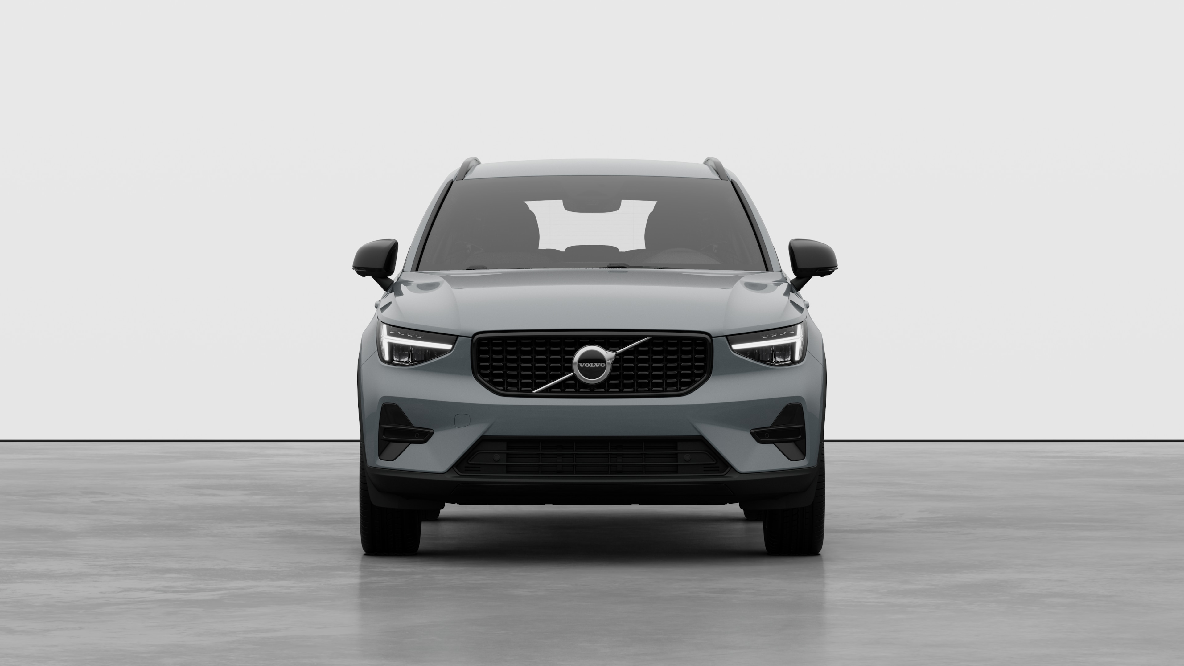 Vista frontale di un'auto Volvo sullo sfondo di un semplice studio.