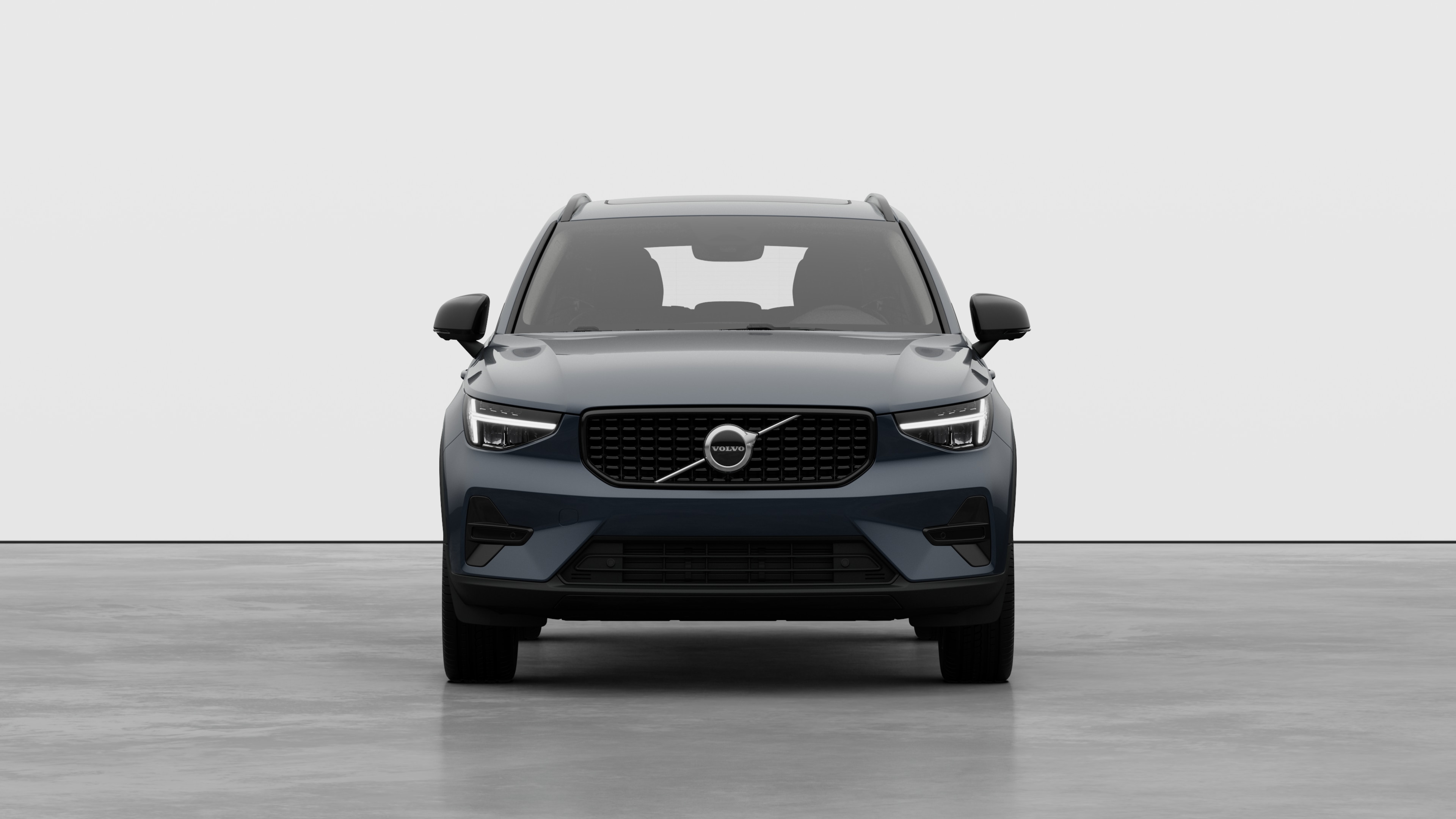 Vue avant d’une Volvo dans un studio uni.
