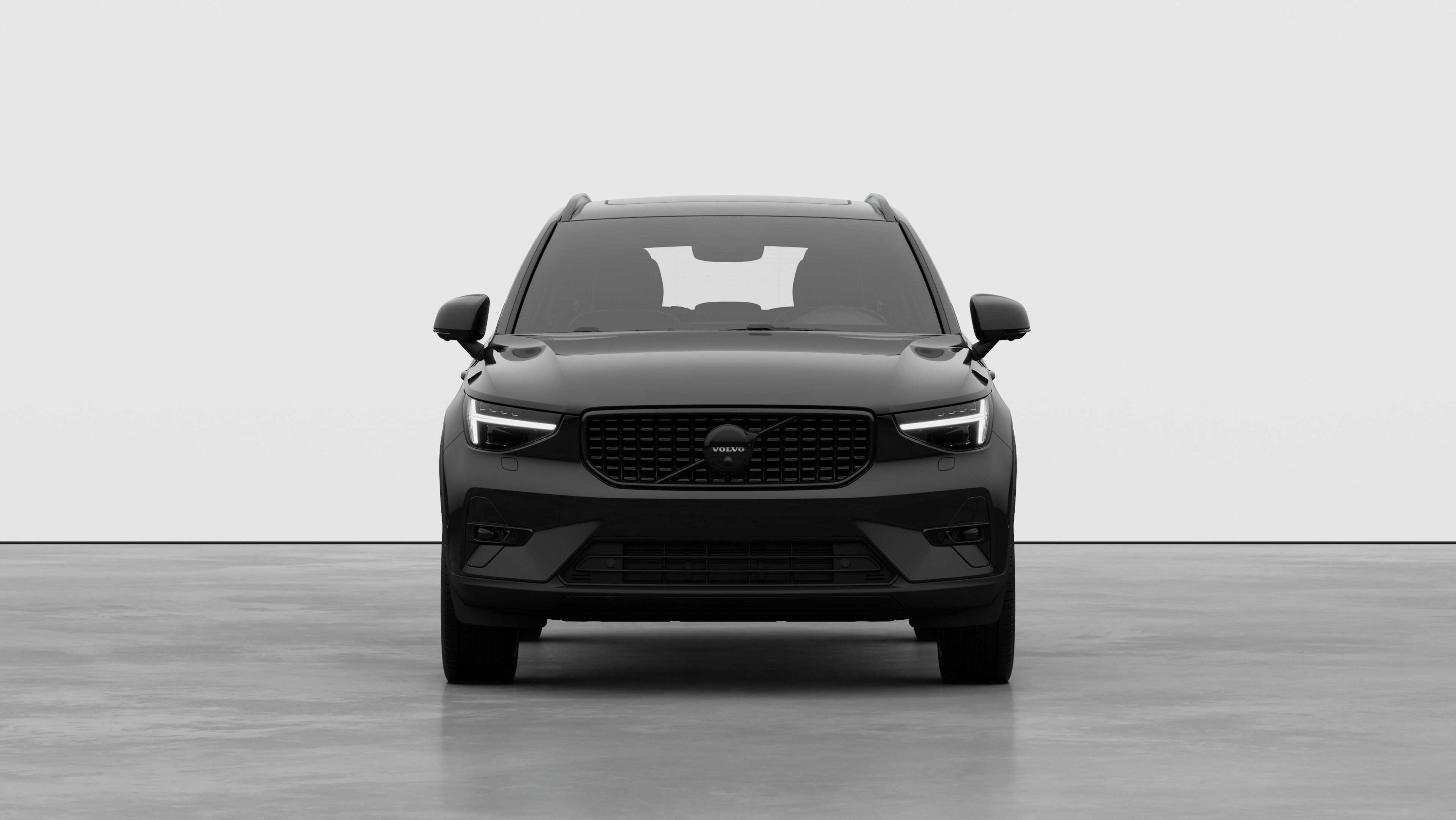 Vue de face d’une Volvo dans un simple arrière-plan de studio.