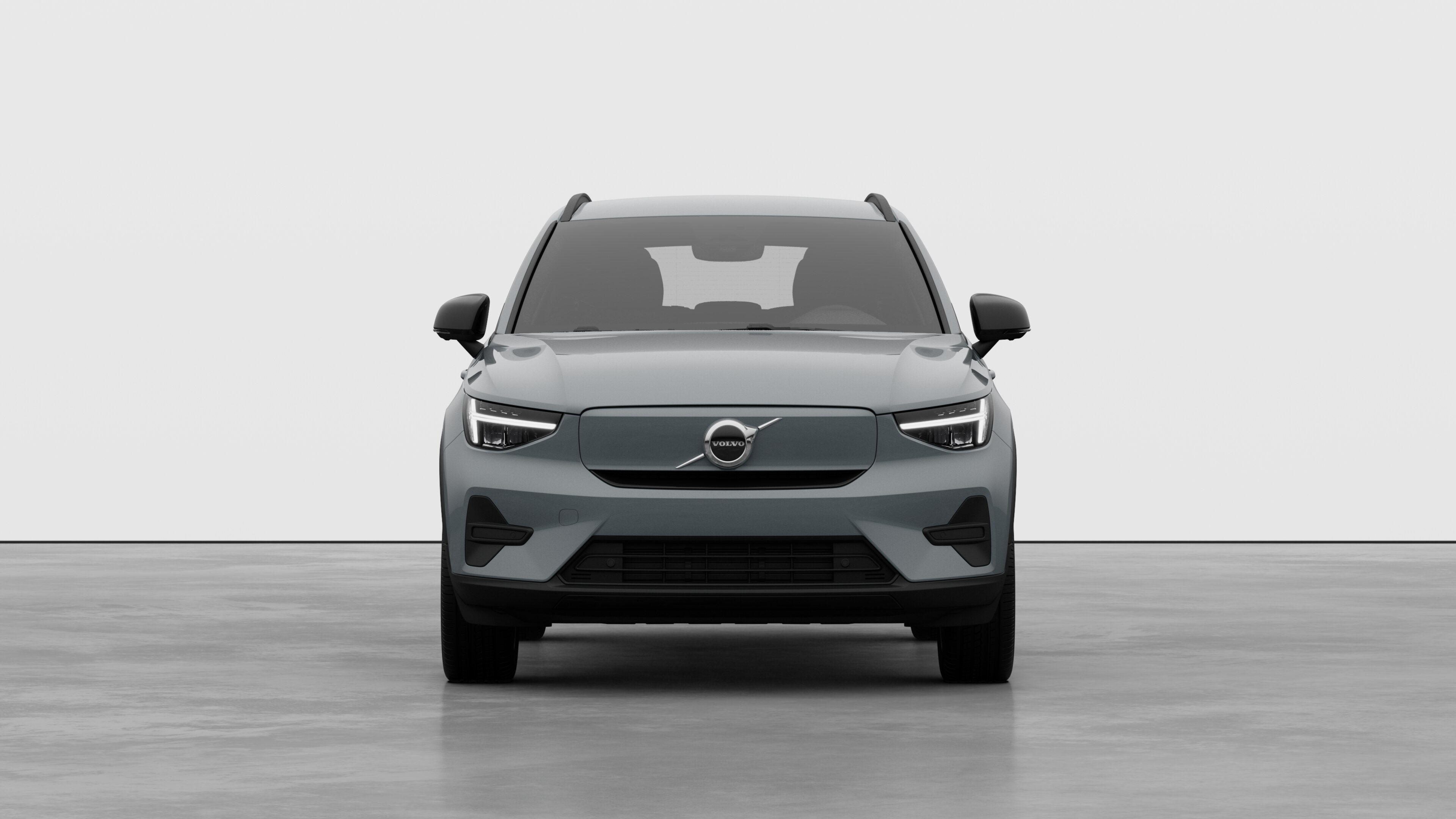 Vue avant d’une Volvo sur un fond de studio uni.
