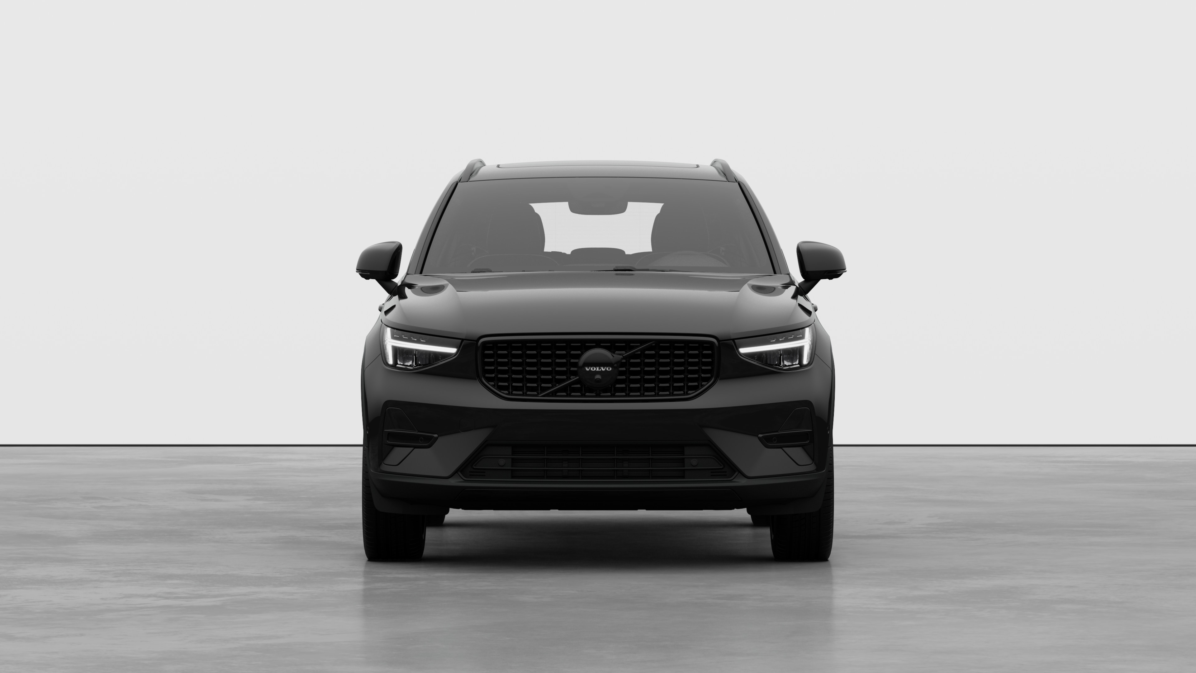 Vue avant d’une Volvo sur un fond de studio uni.