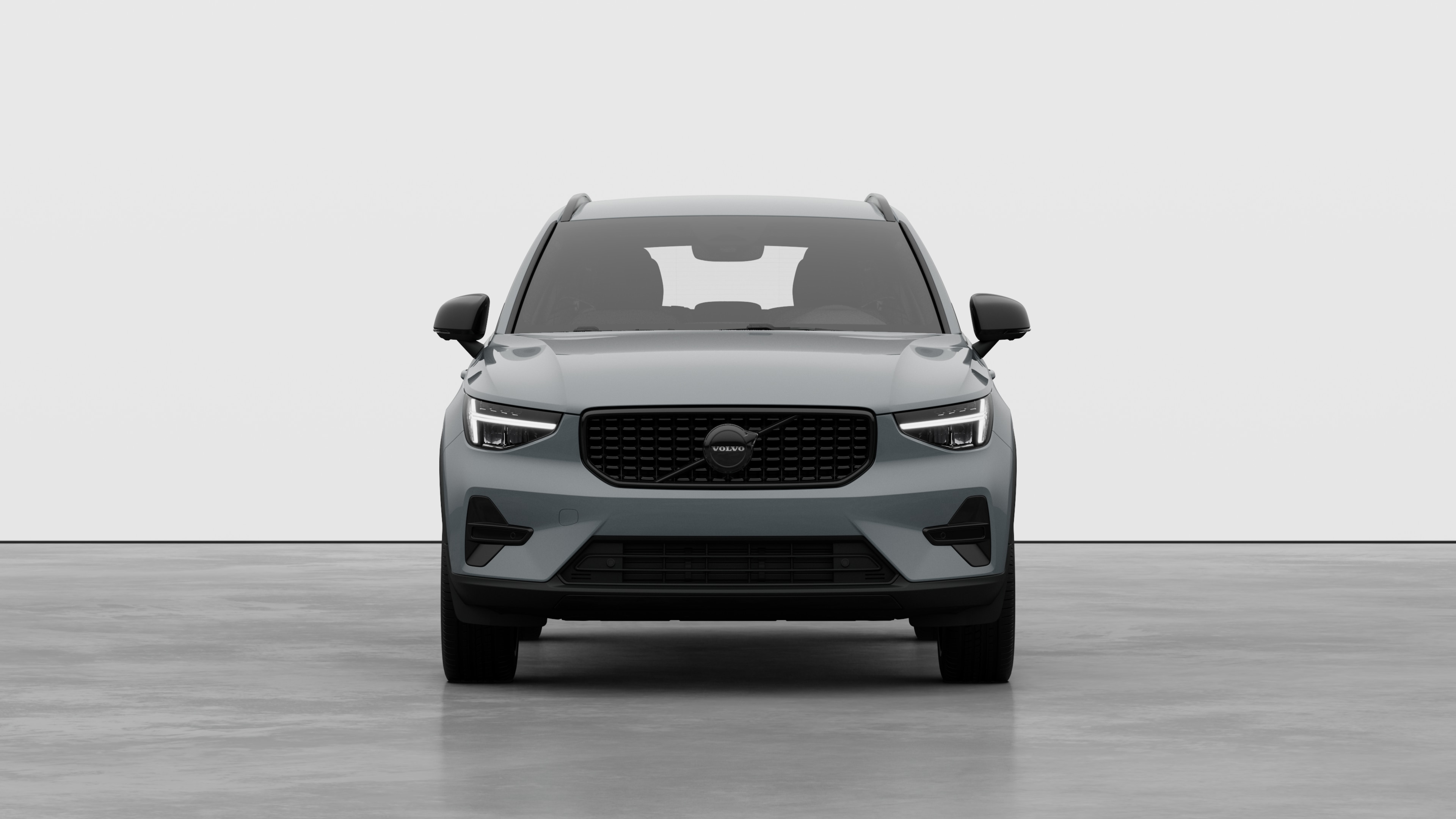 Vorderansicht eines Volvo vor dem Hintergrund eines schlichten Studios.