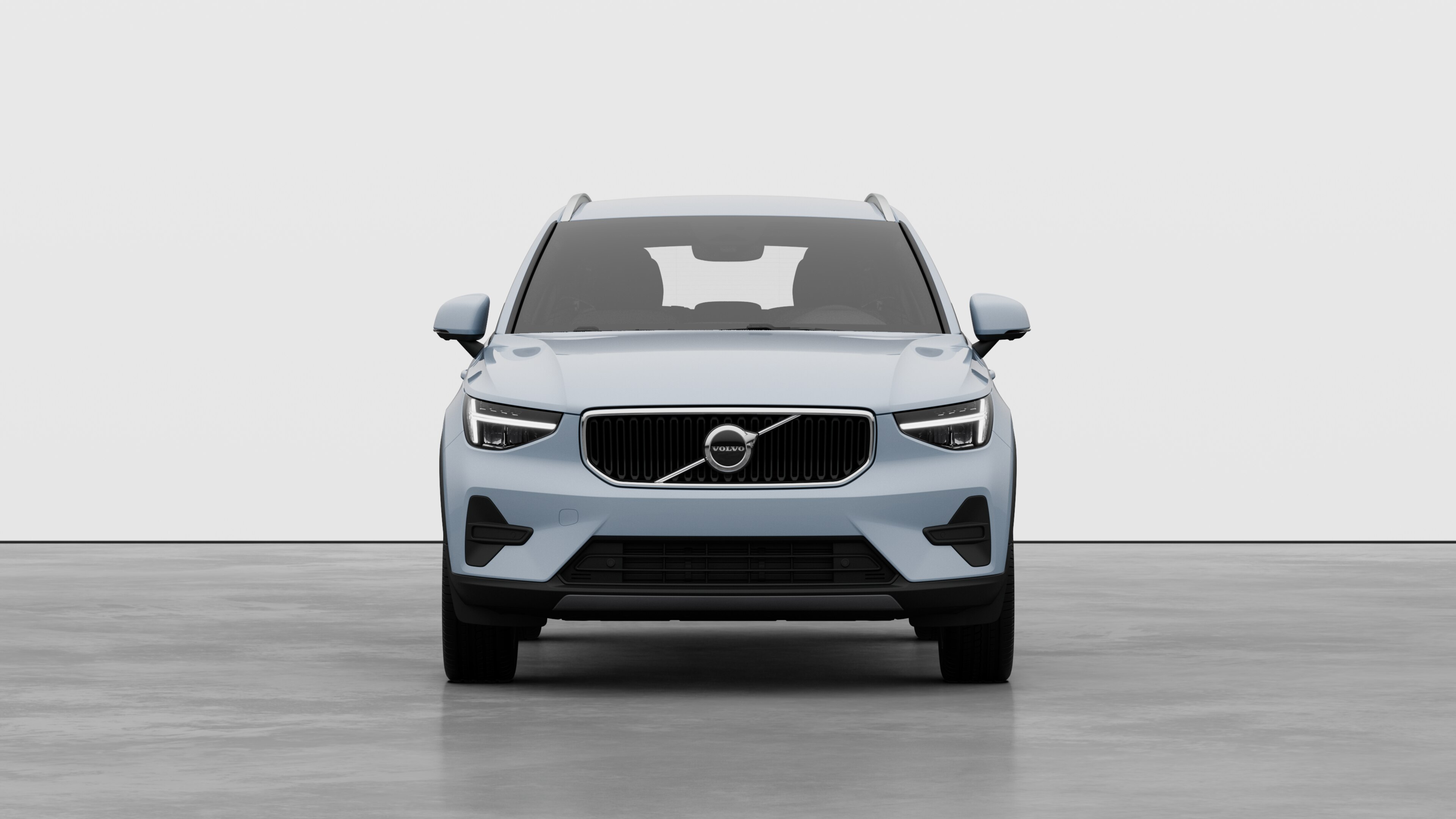 Volvo მანქანის წინა ხედი უბრალო სტუდიის ფონზე.