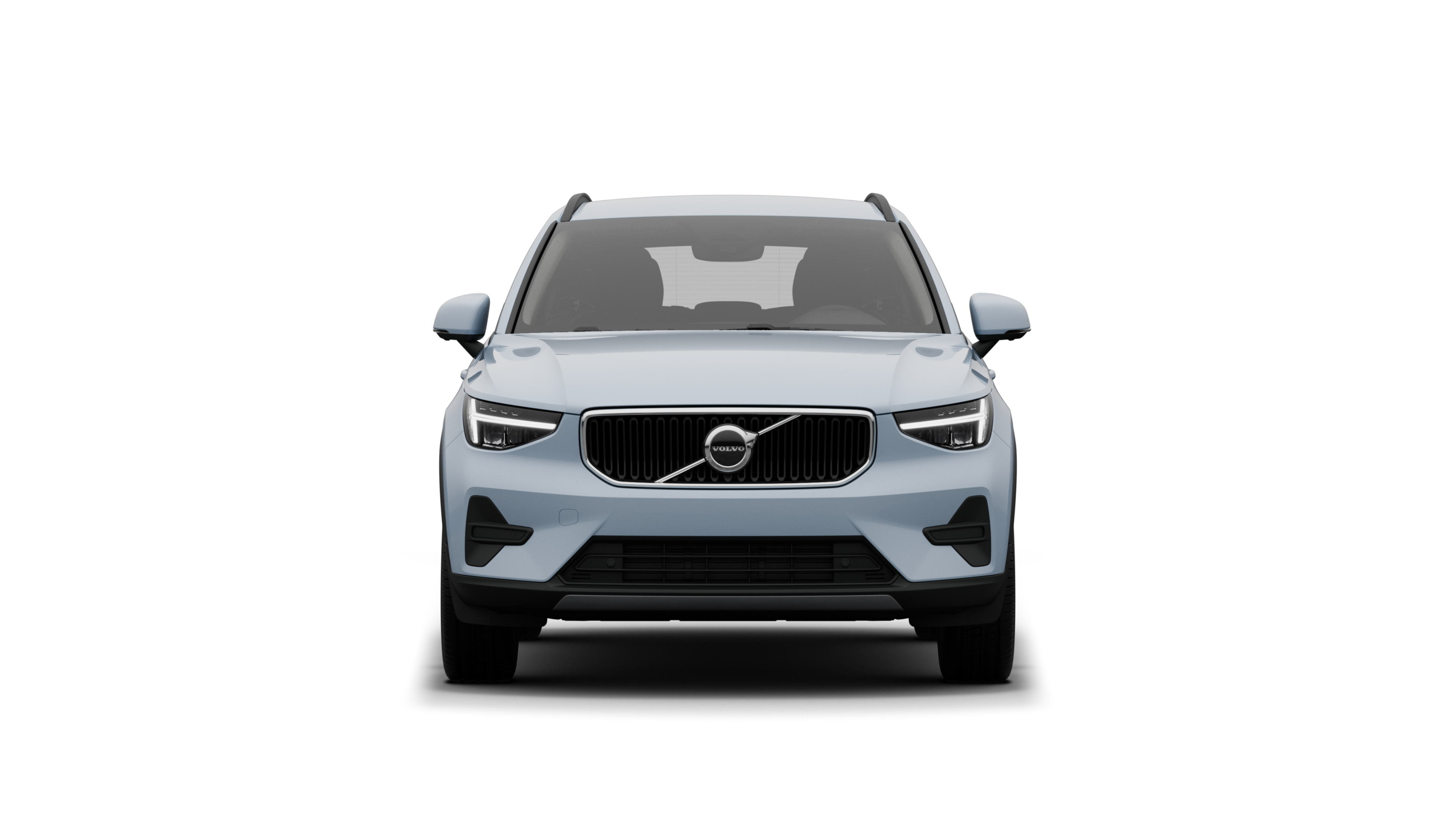 Vista frontale di un'auto Volvo sullo sfondo di un semplice studio.