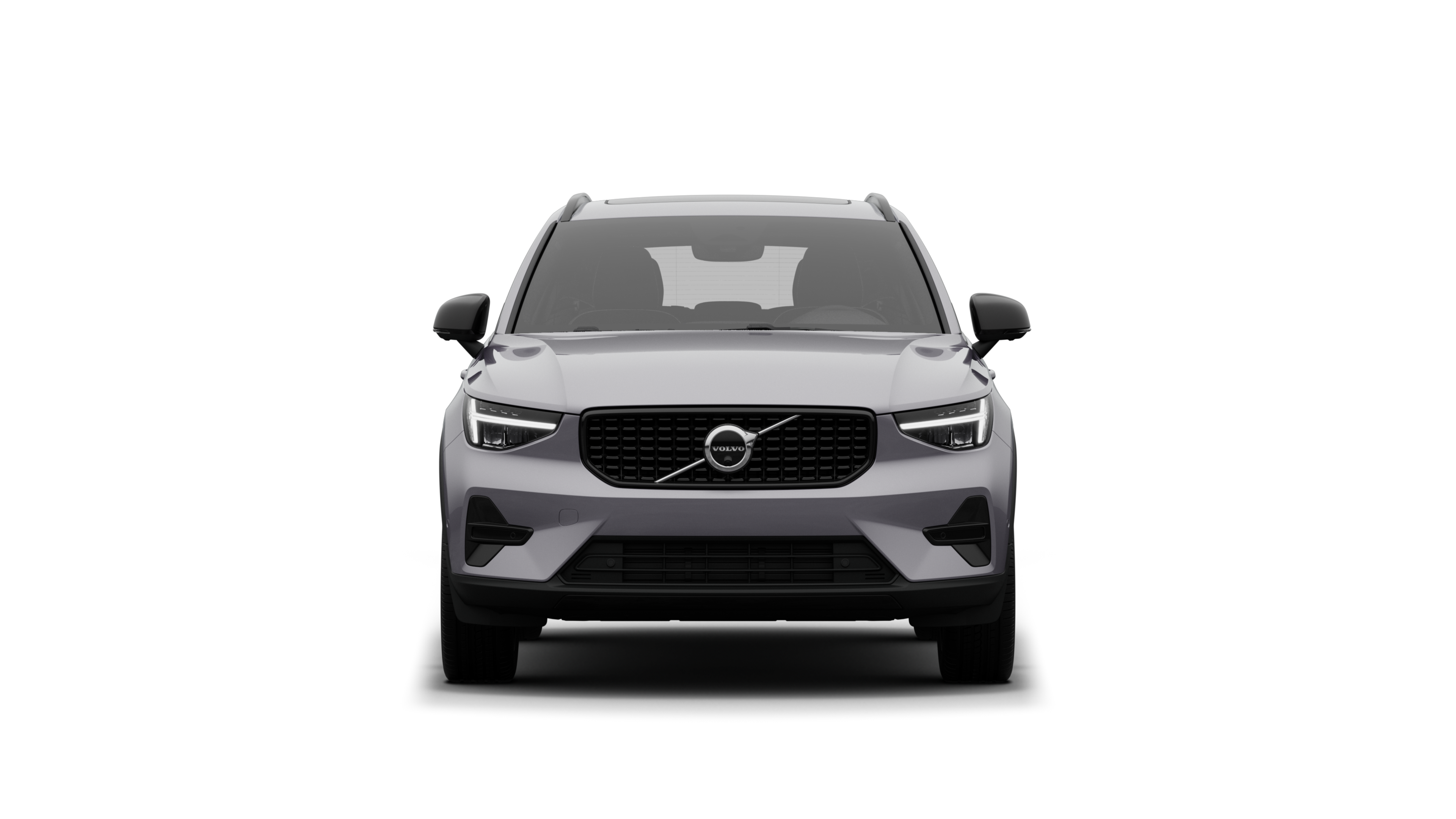 Vista frontale di un'auto Volvo sullo sfondo di un semplice studio.
