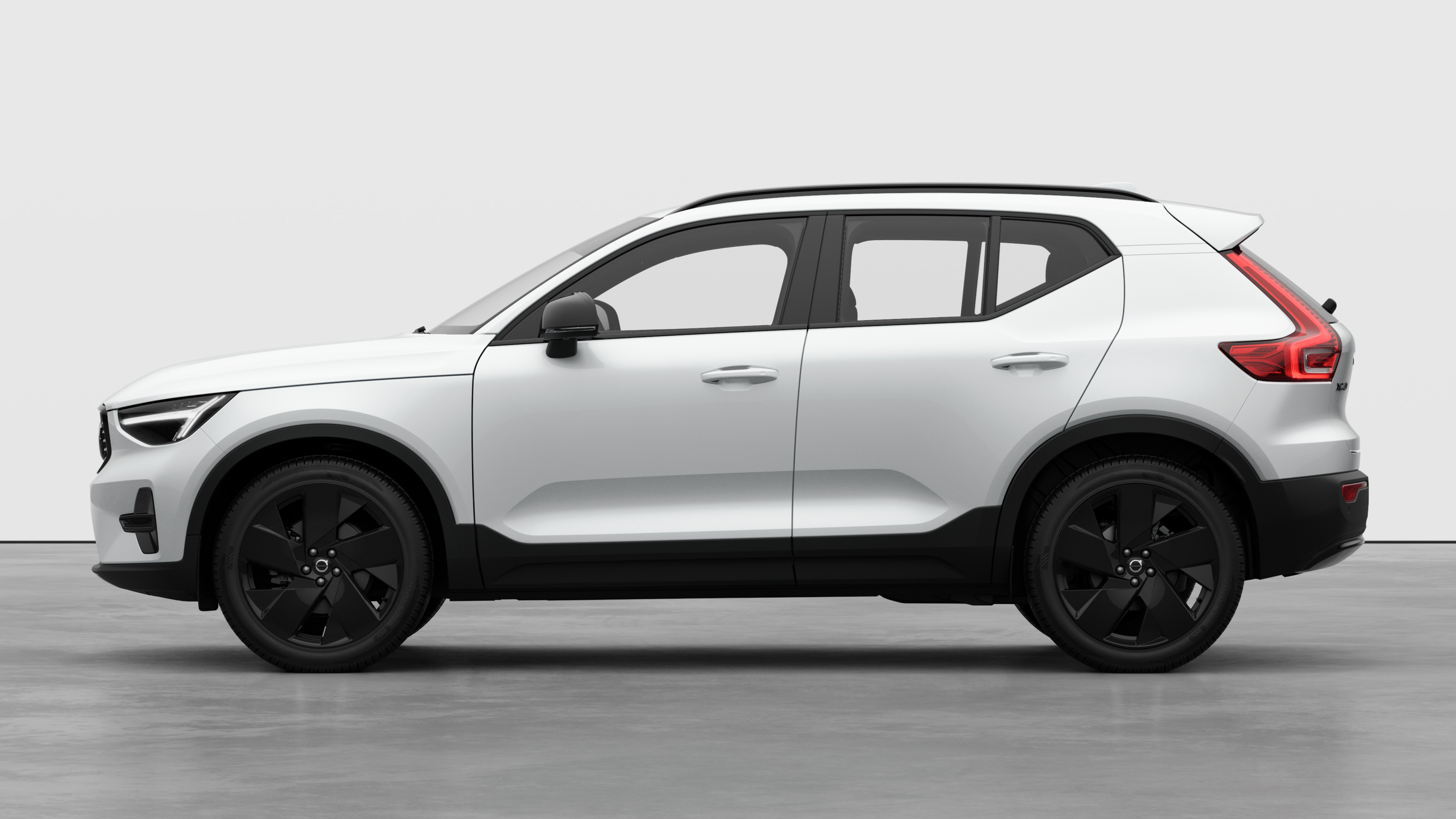 Volvo Fahrzeug in Seitenansicht vor einem schlichten Studiohintergrund. Es sind keine zusätzlichen Details oder Identifikatoren vorhanden.