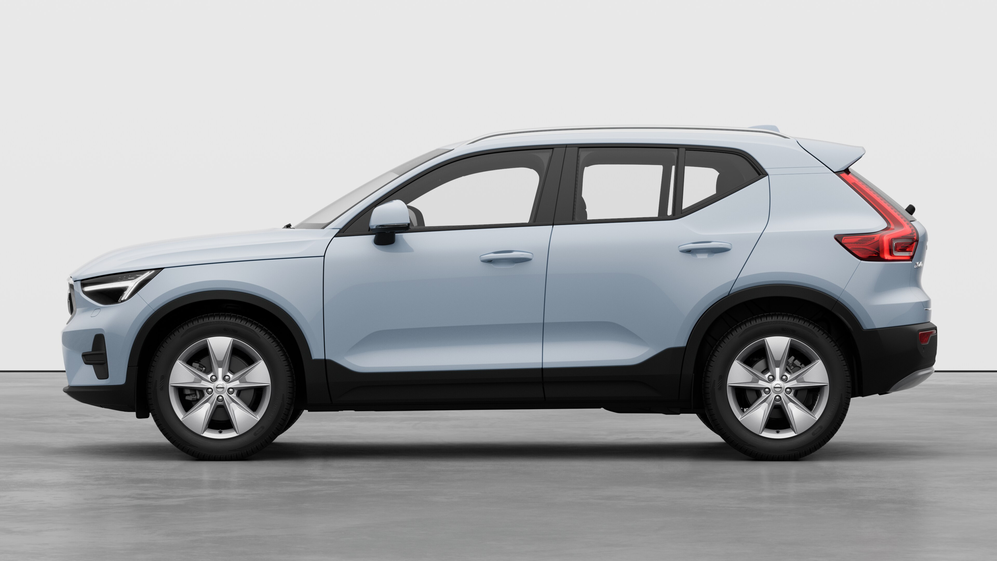En Volvo sedd från sidan mot en enkel studiobakgrund. Inga ytterligare detaljer eller identifierare finns.