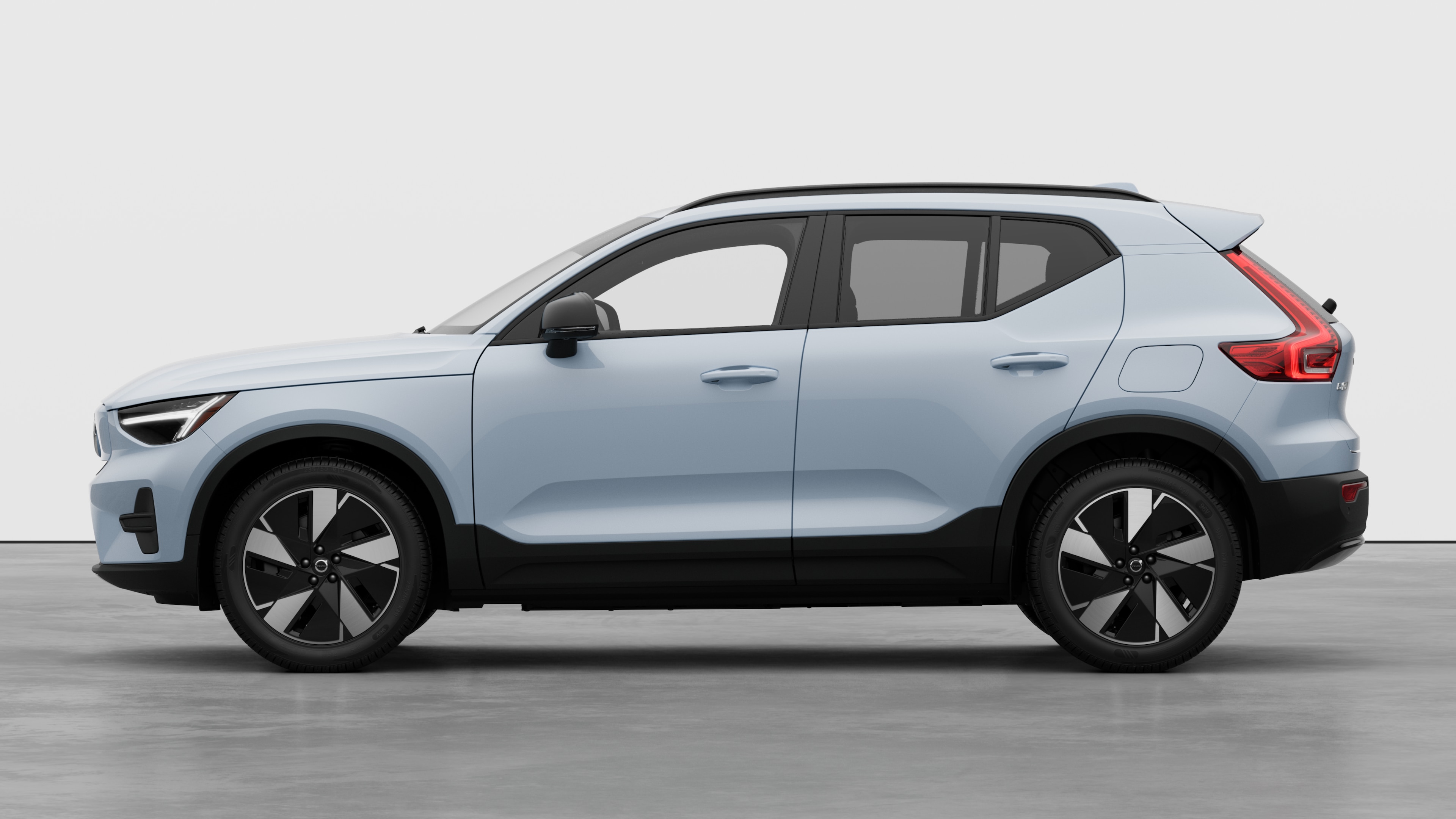 Voiture Volvo vue latérale sur un simple fond de studio. Aucun détail ou identifiant supplémentaire n’est présent.