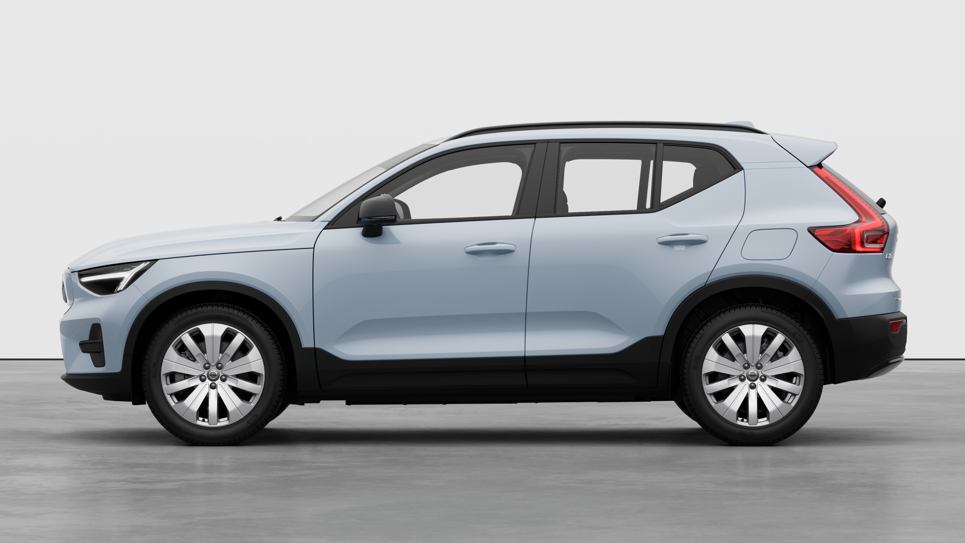 Volvo Fahrzeug in Seitenansicht vor einem schlichten Studiohintergrund. Es sind keine zusätzlichen Details oder Identifikatoren vorhanden.
