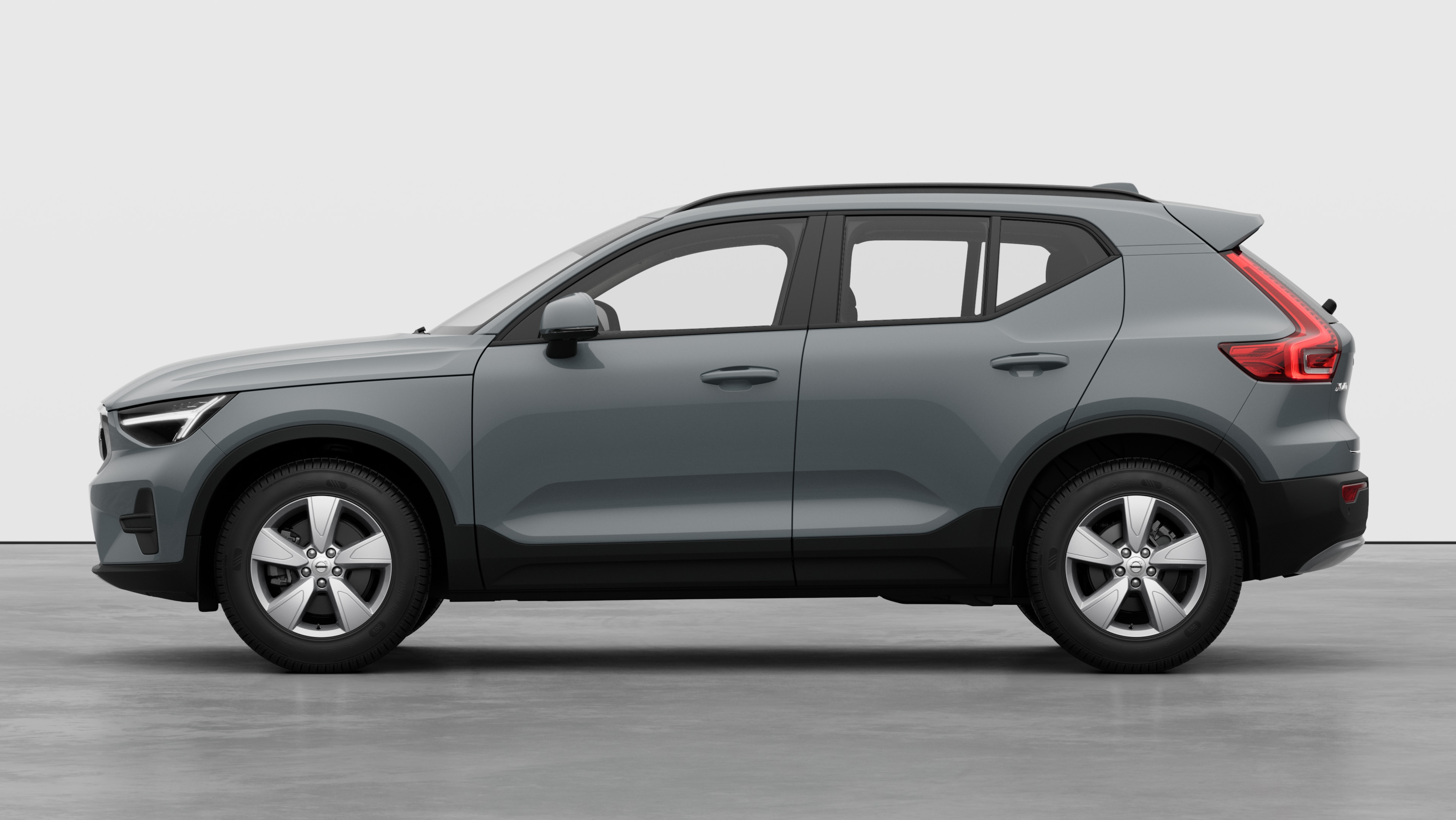 Volvo in zijaanzicht tegen een effen studioachtergrond. Er zijn geen aanvullende details of identificatiegegevens aanwezig.