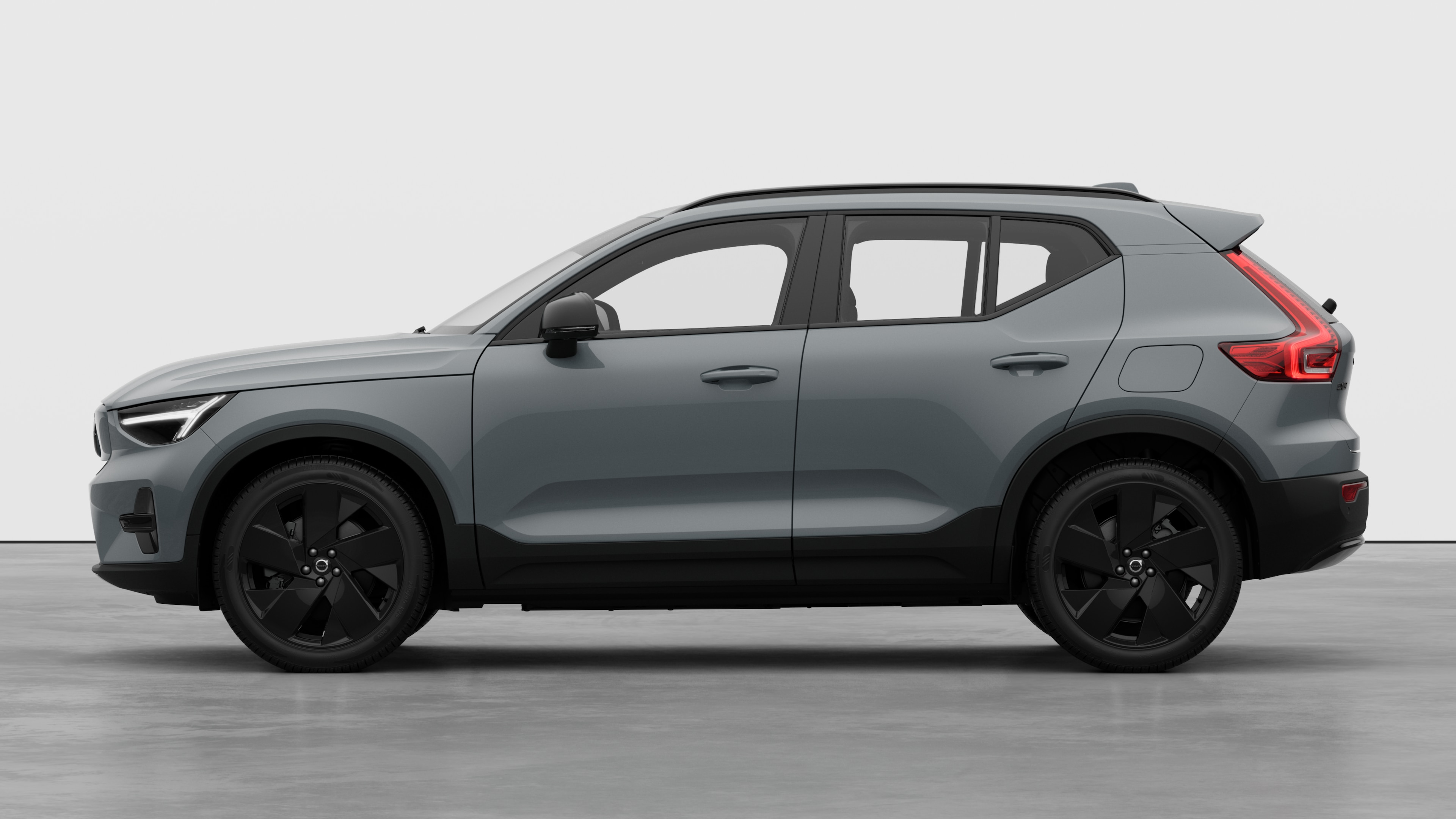 Volvo Fahrzeug in Seitenansicht vor einem schlichten Studiohintergrund. Es sind keine zusätzlichen Details oder Identifikatoren vorhanden.