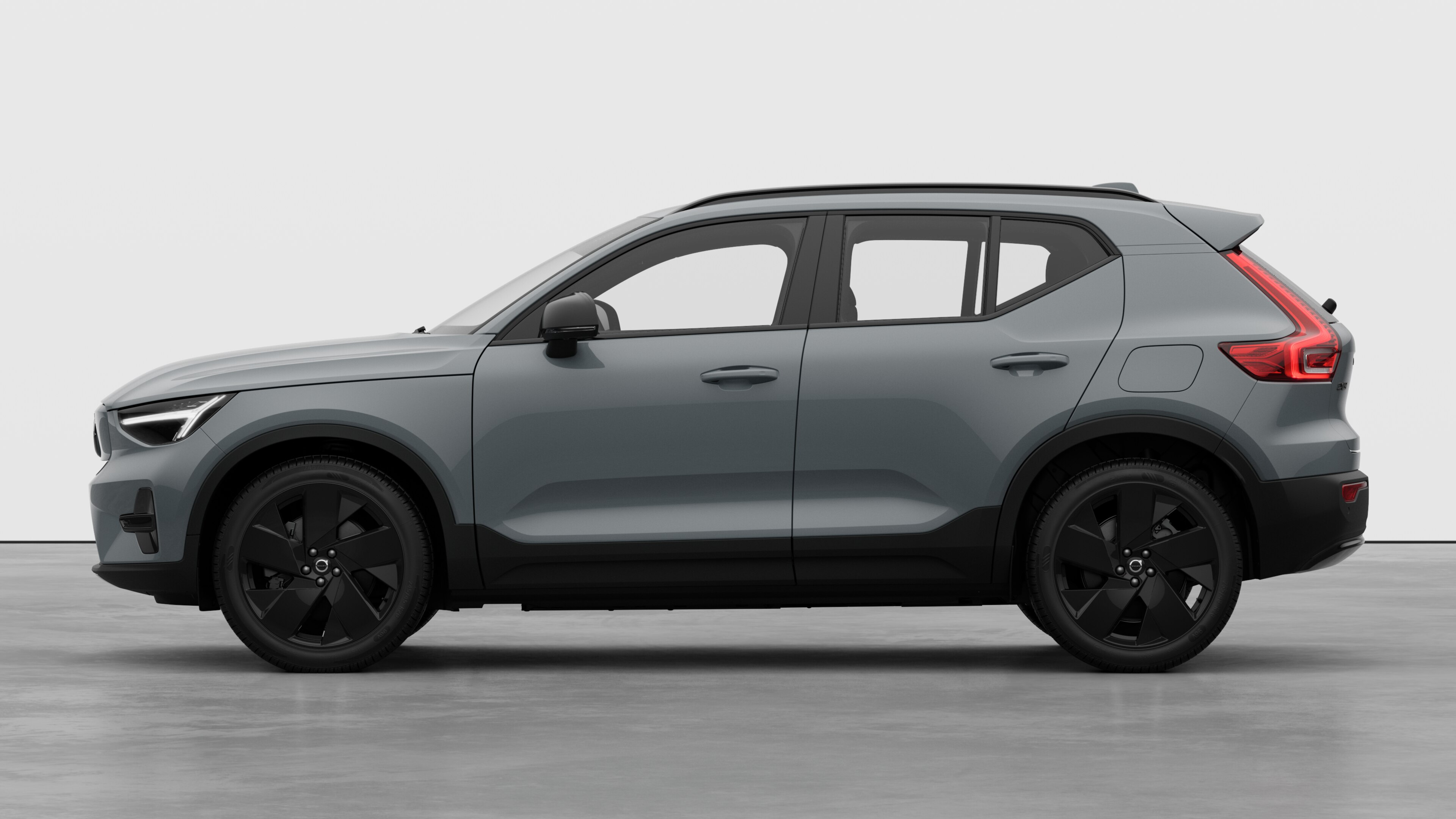 Volvo Fahrzeug in Seitenansicht vor einem schlichten Studiohintergrund. Es sind keine zusätzlichen Details oder Identifikatoren vorhanden.