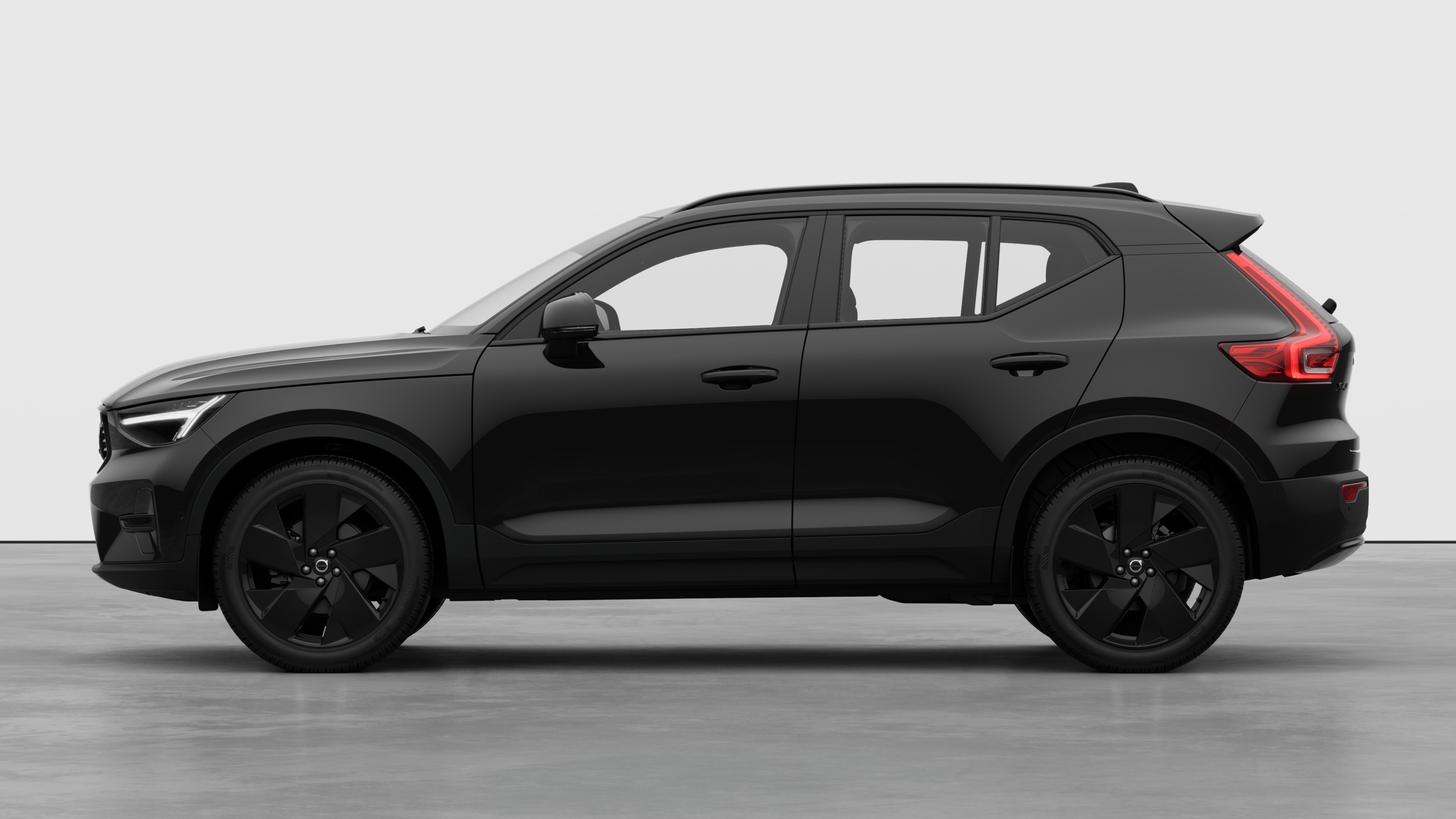 Vue latérale d’une Volvo sur un fond de studio uni. Aucun détail ou identifiant supplémentaire n’est présent.