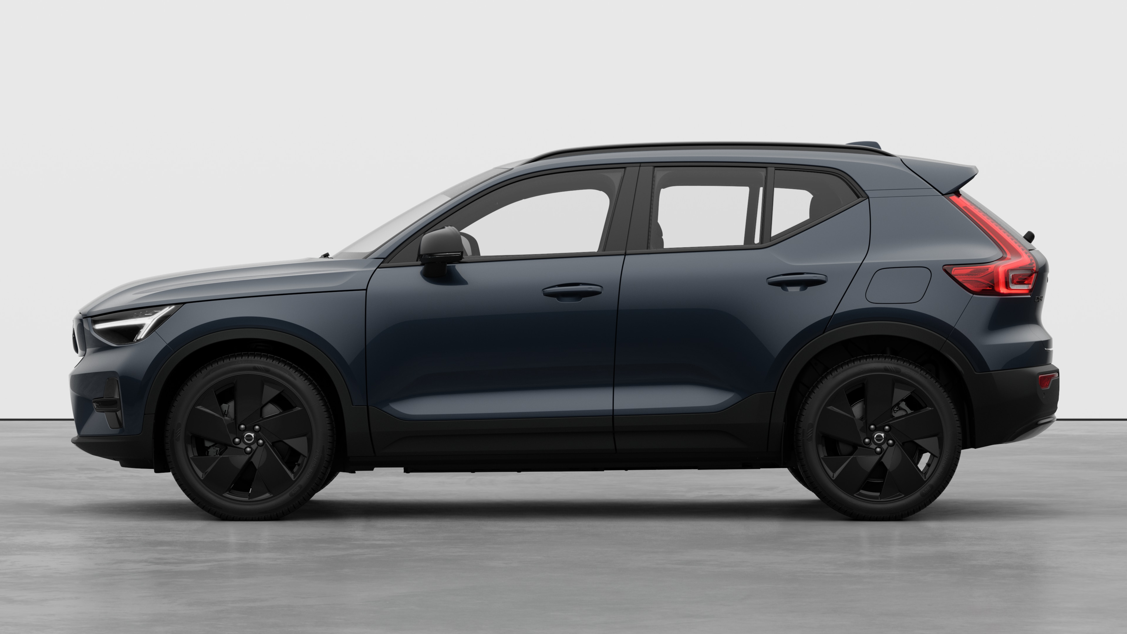 Volvo Fahrzeug in Seitenansicht vor einem schlichten Studiohintergrund. Es sind keine zusätzlichen Details oder Identifikatoren vorhanden.