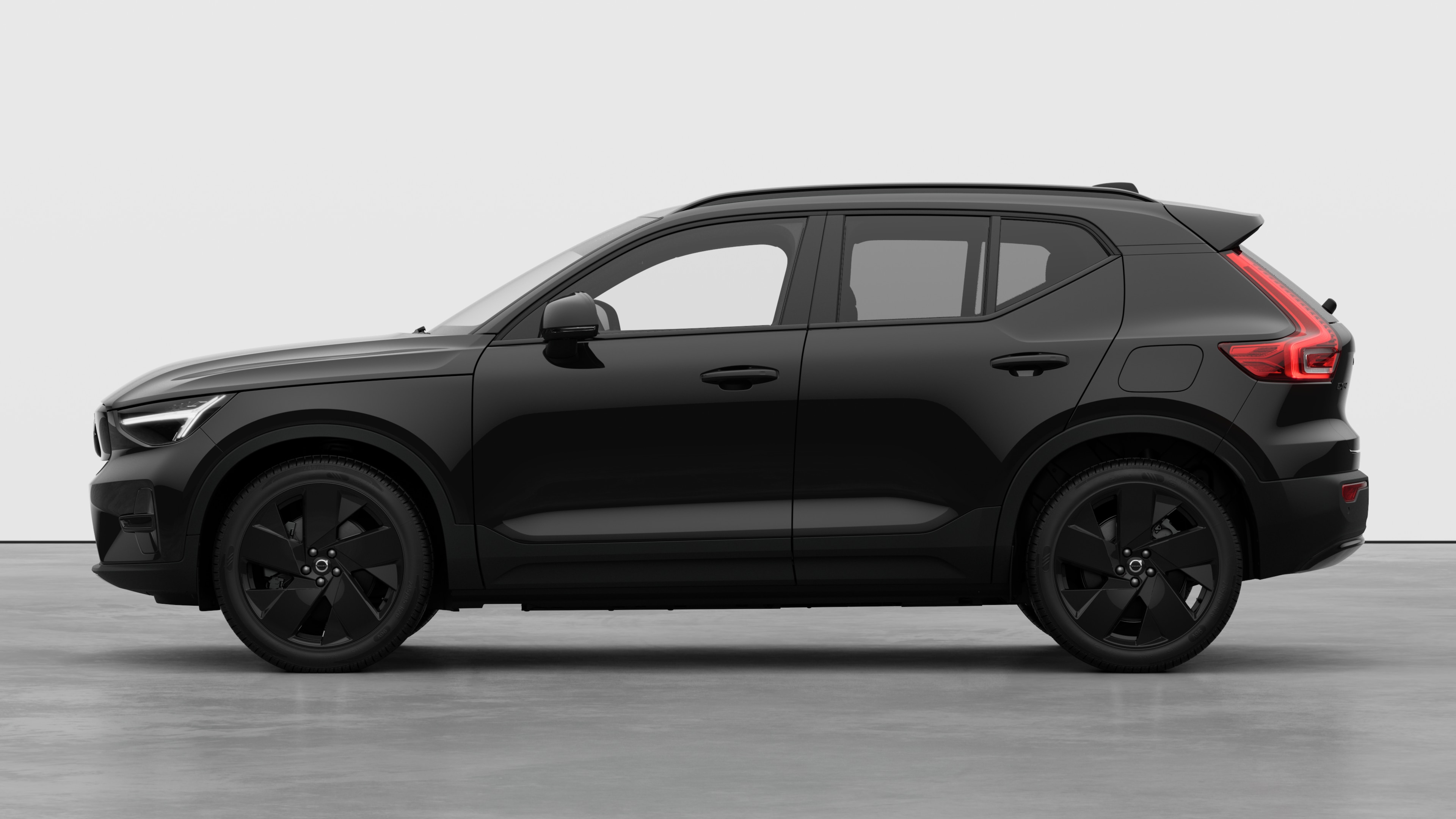 Vue latérale d’une Volvo sur un fond de studio uni. Aucun détail ou identifiant supplémentaire n’est présent.