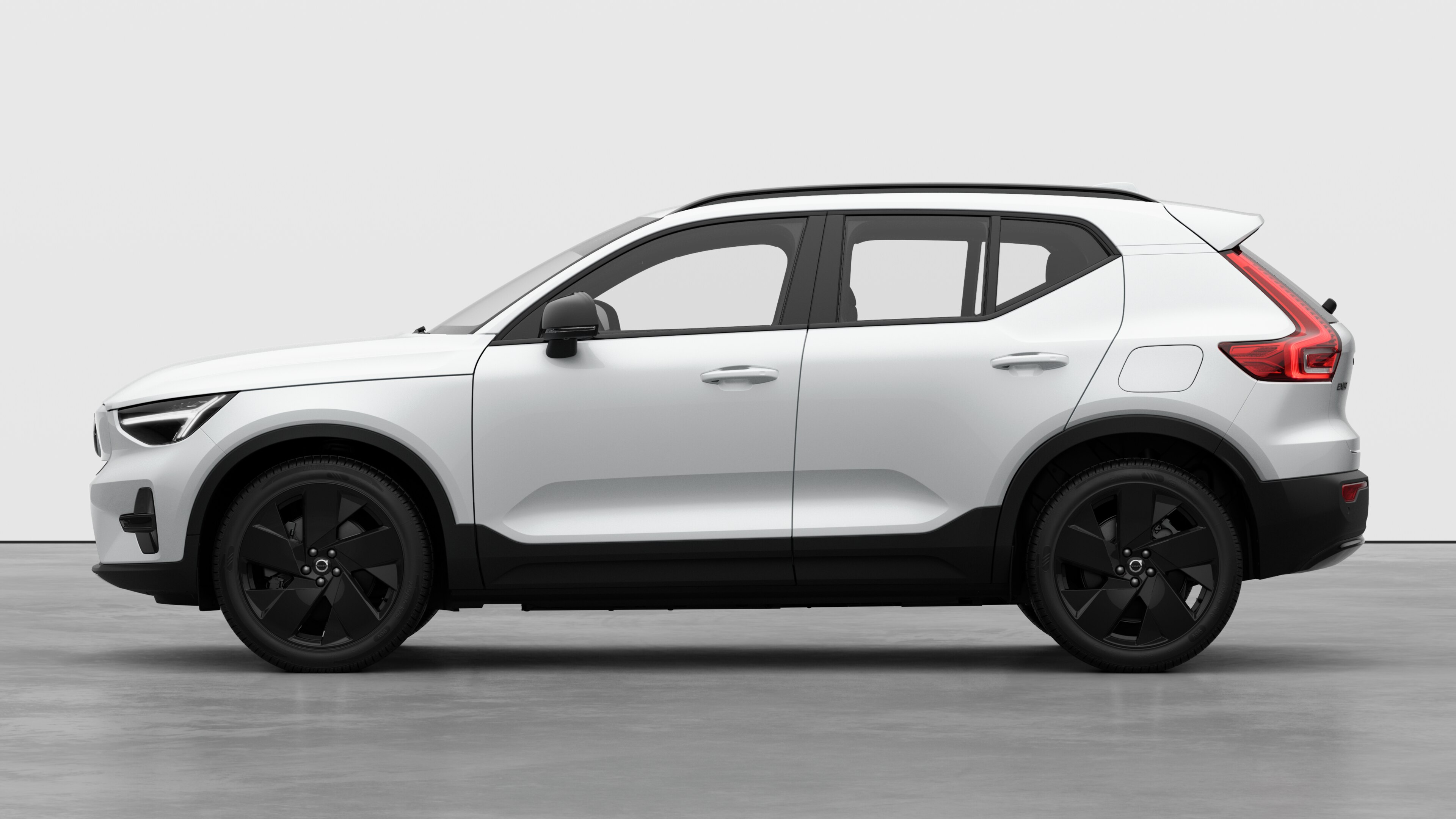 Volvo Fahrzeug in Seitenansicht vor einem schlichten Studiohintergrund. Es sind keine zusätzlichen Details oder Identifikatoren vorhanden.