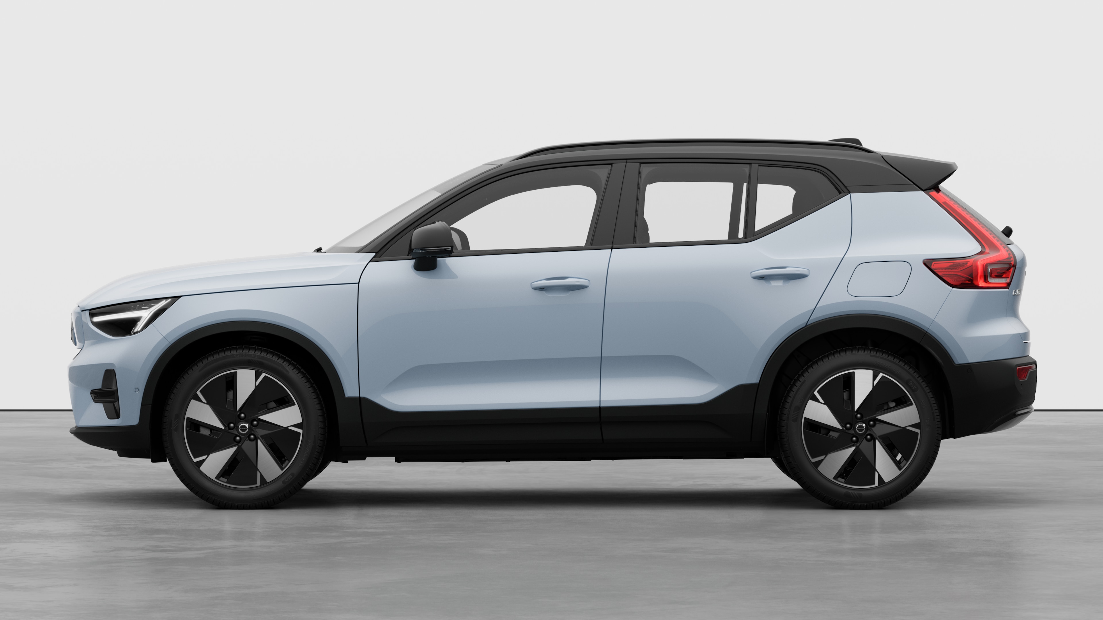 Samochód Volvo widziany z boku na tle zwykłego studia Nie ma żadnych dodatkowych szczegółów ani identyfikatorów.