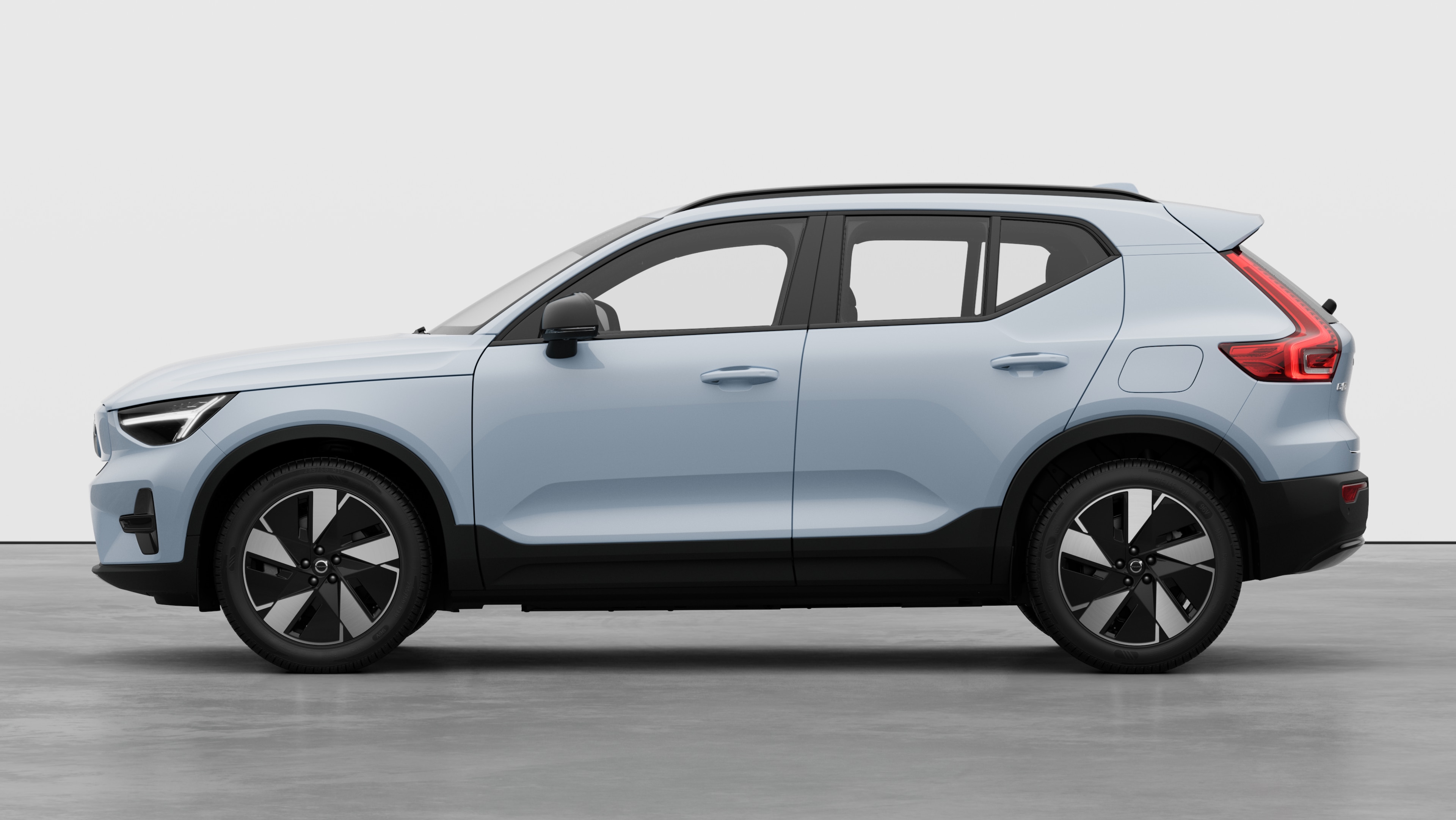 Volvo külgvaates tavalisel stuudiotaustal. Täiendavaid üksikasju ega identifikaatoreid pole.