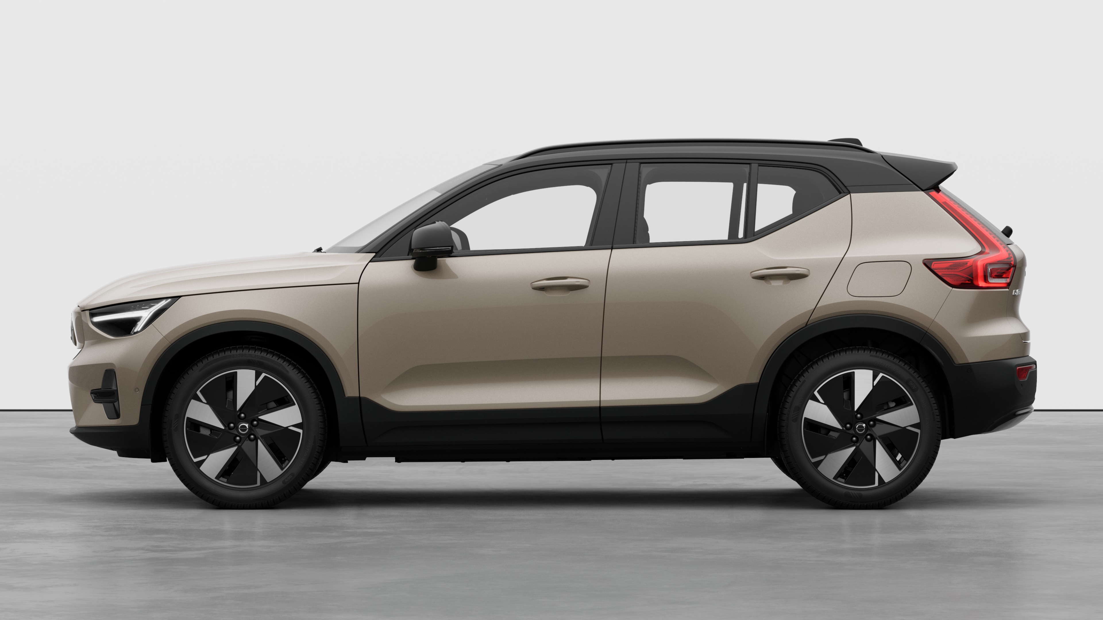 Un'auto Volvo vista laterale su uno sfondo in studio. Non sono presenti ulteriori dettagli o identificatori.