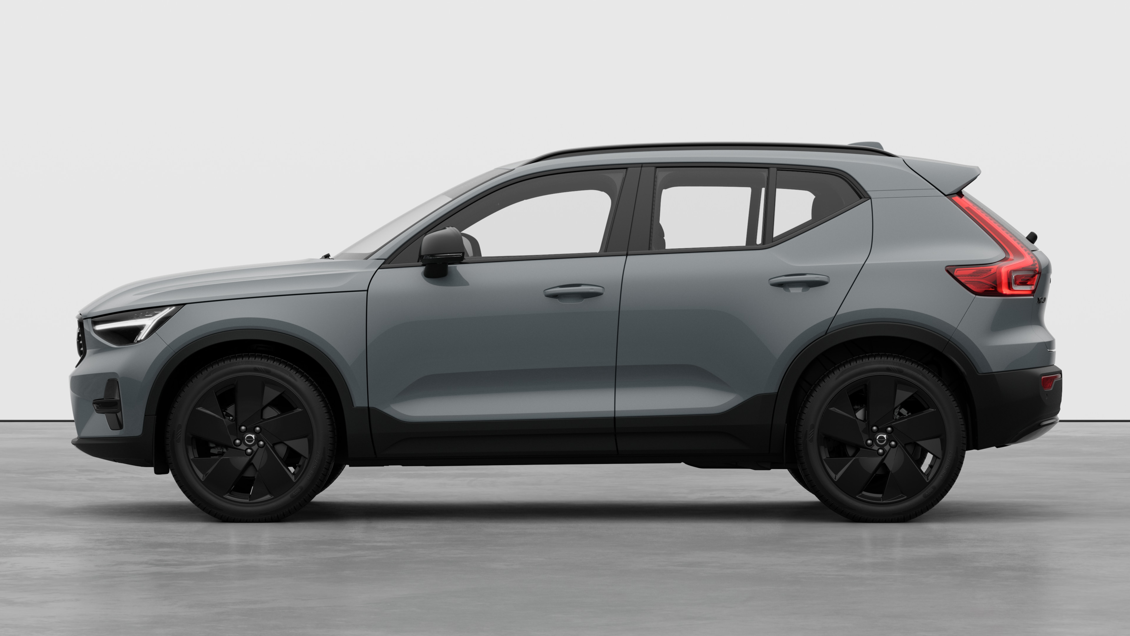 Volvo Fahrzeug in Seitenansicht vor einem schlichten Studiohintergrund. Es sind keine zusätzlichen Details oder Identifikatoren vorhanden.