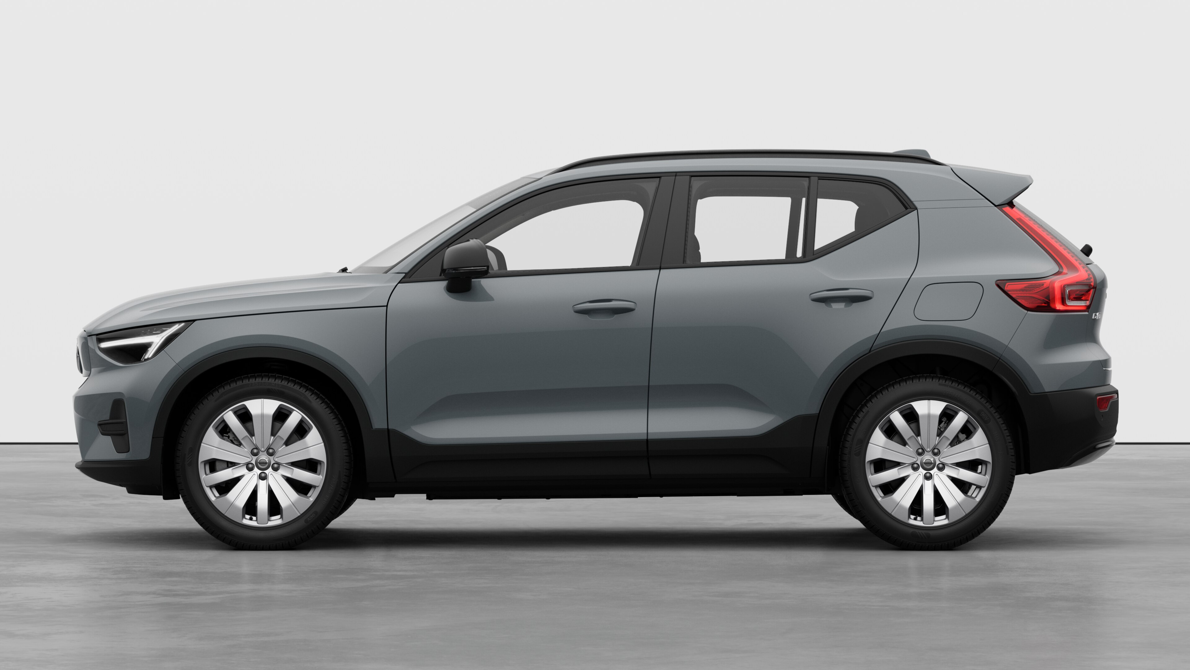 Vue latérale d’une Volvo sur un fond de studio uni. Aucun détail ou identifiant supplémentaire n’est présent.