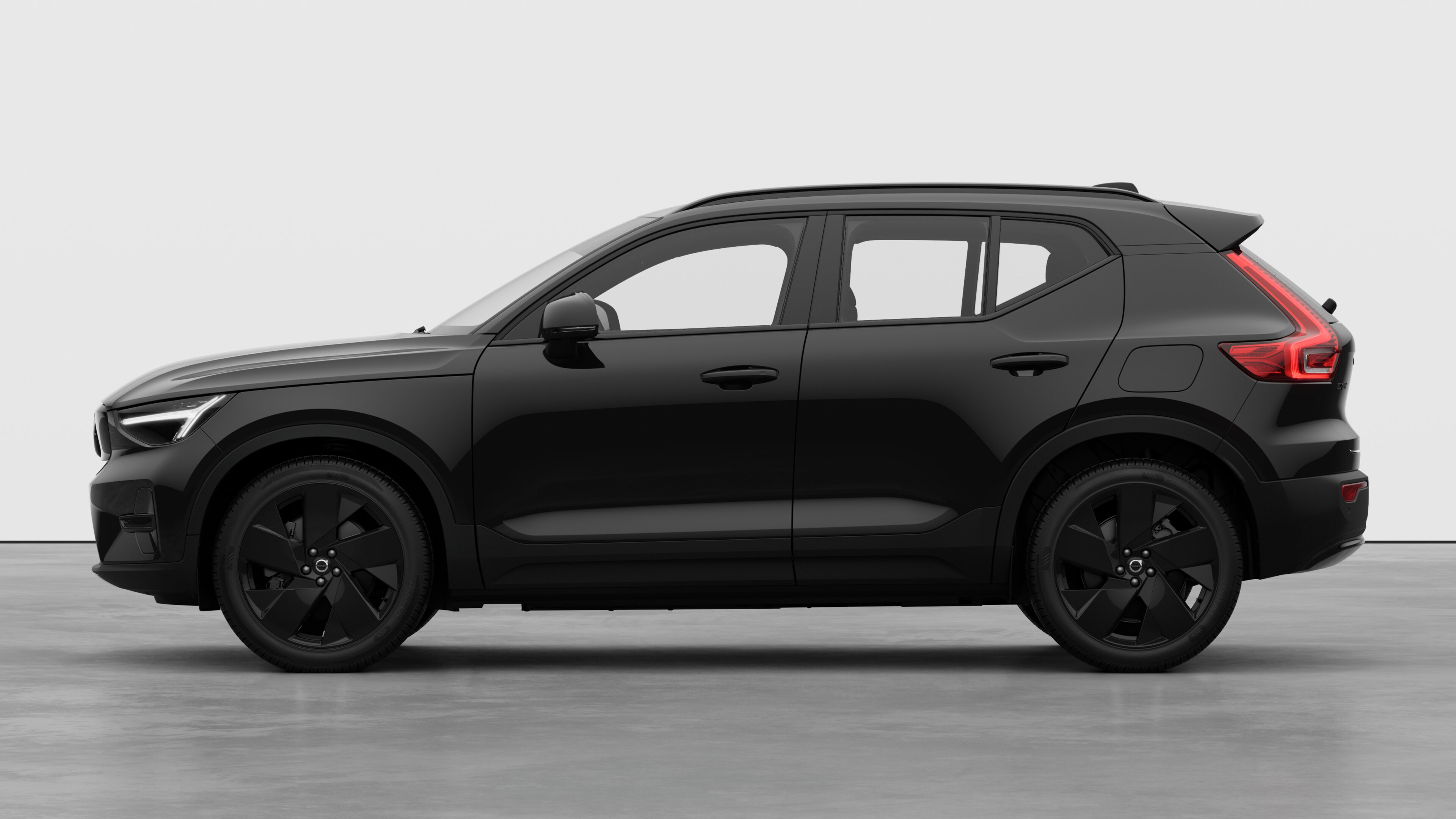 Samochód Volvo widziany z boku na tle zwykłego studia Nie ma żadnych dodatkowych szczegółów ani identyfikatorów.