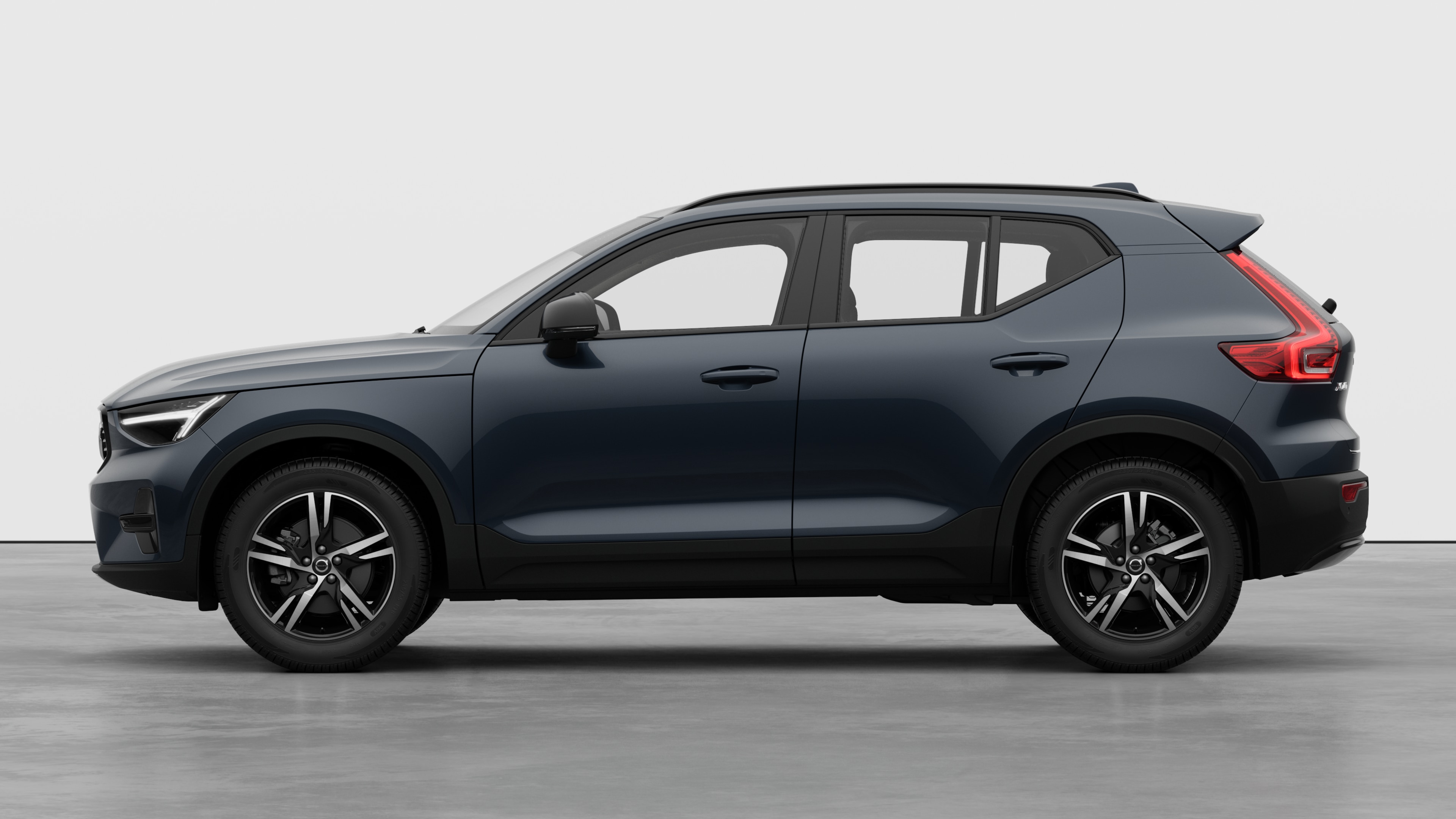 Volvo vue latérale sur un fond de studio. Aucun détail ou identifiant supplémentaire n’est présent.