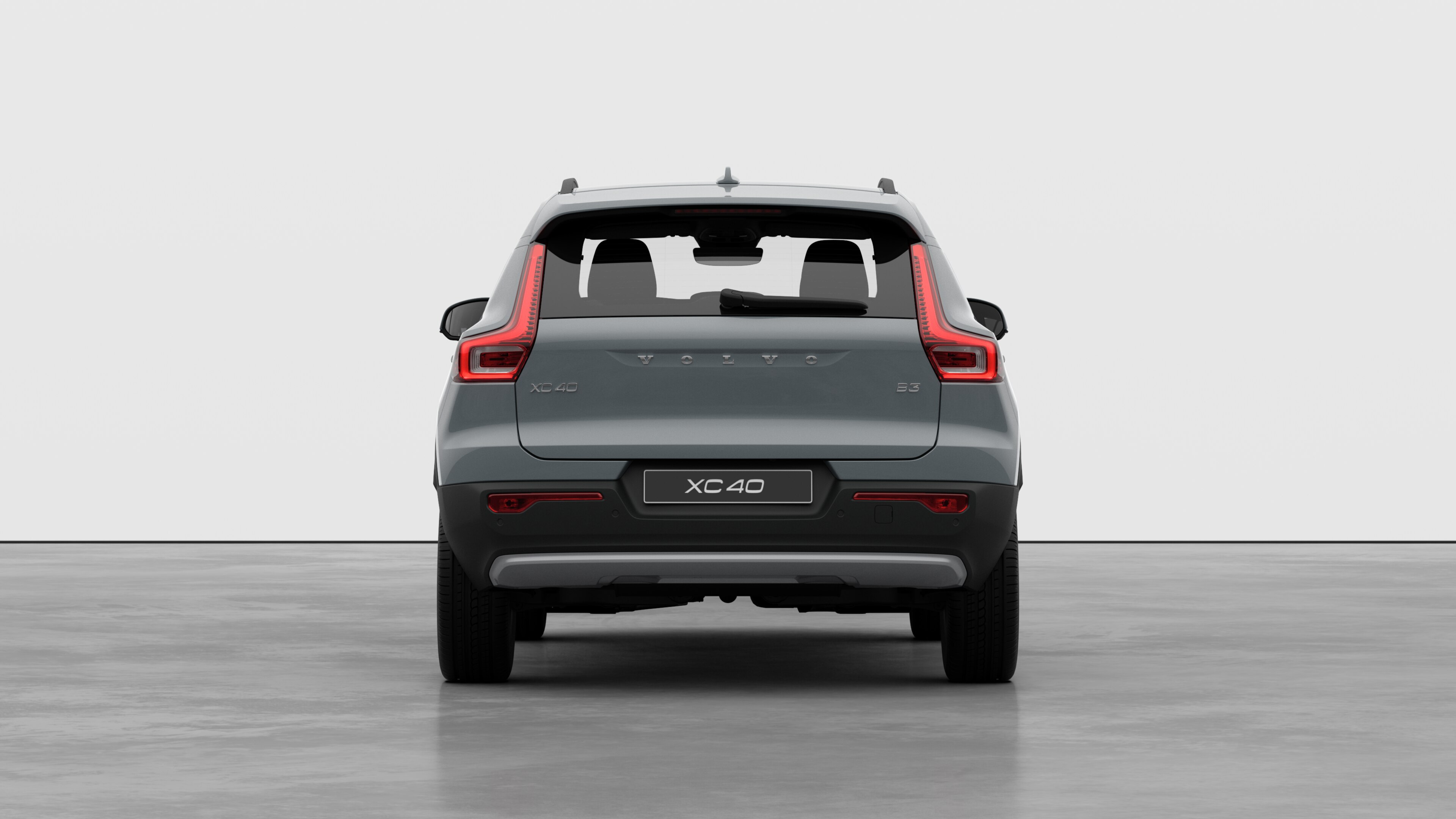 Vue arrière d’une Volvo sur un fond de studio uni.