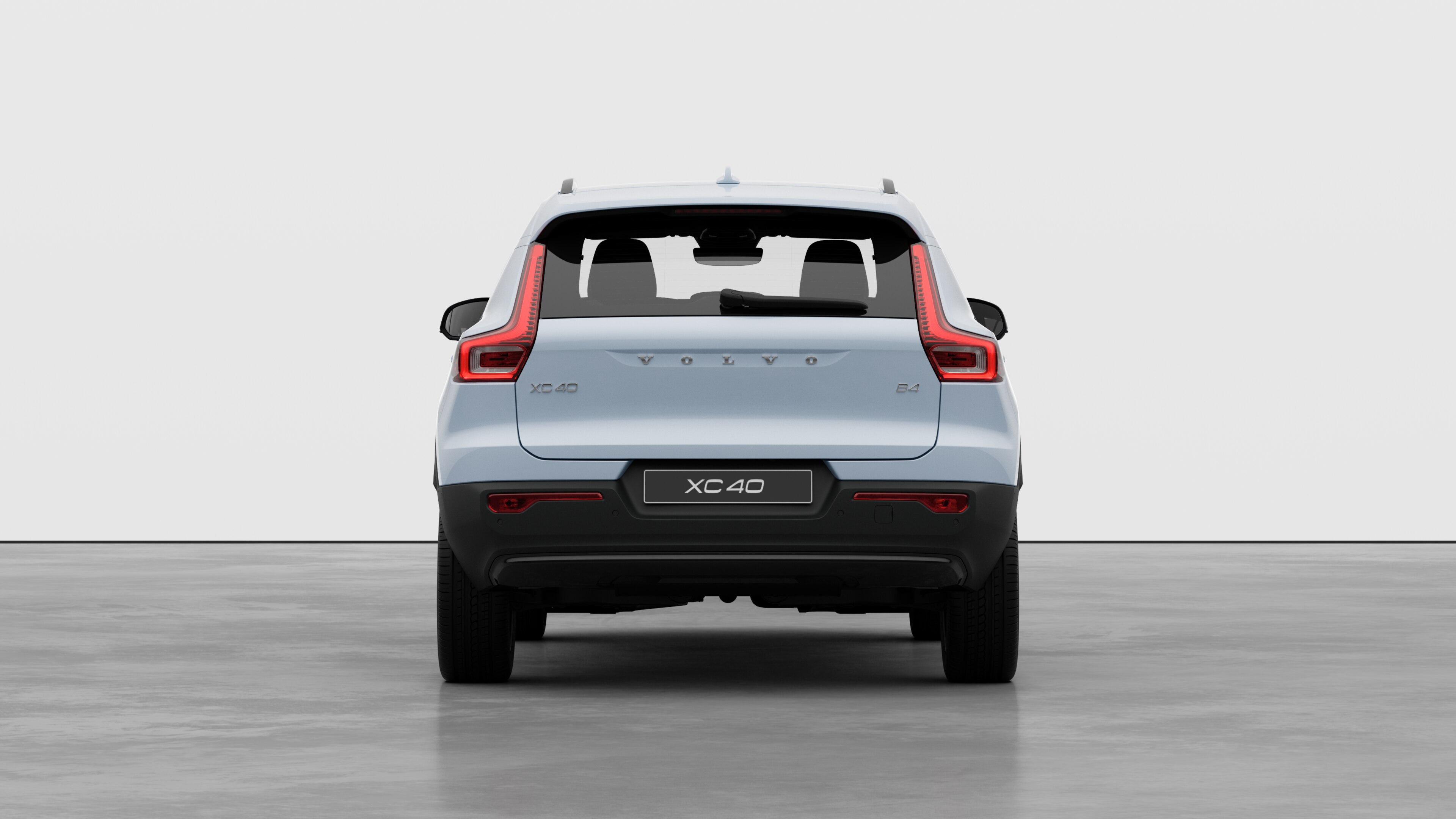 Вигляд автомобіля Volvo ззаду на однотонному студійному тлі.